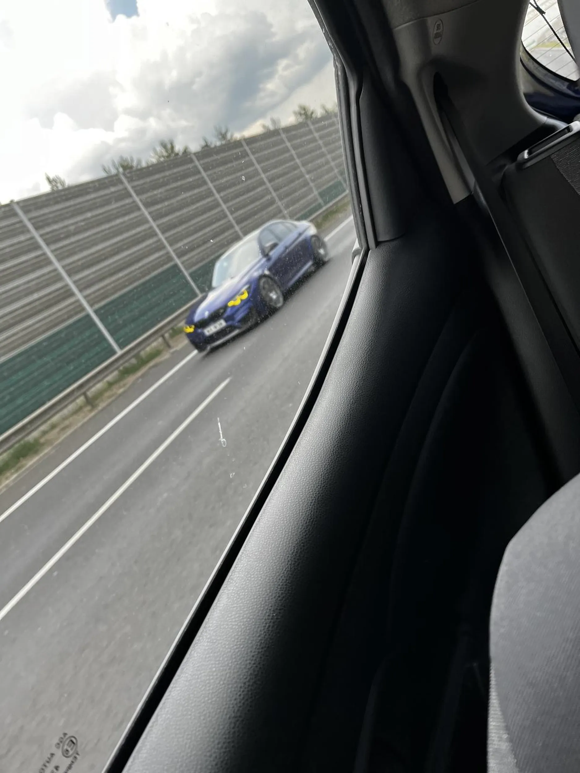 Przepiękna była, jednak żółte lampy do granatowego lakieru robią robotę