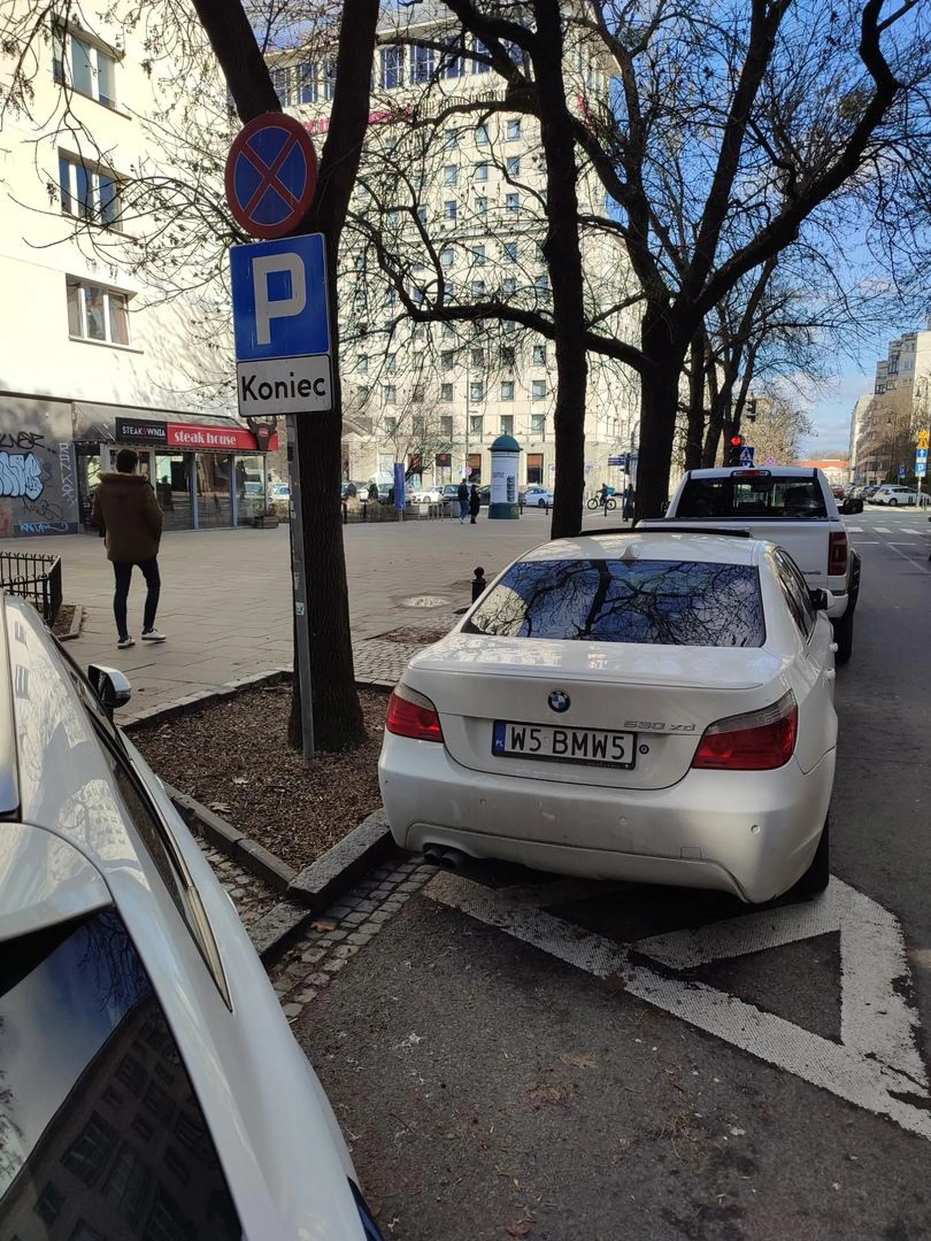 Dwie durne torby które chyba mają problem z czytaniem znaków