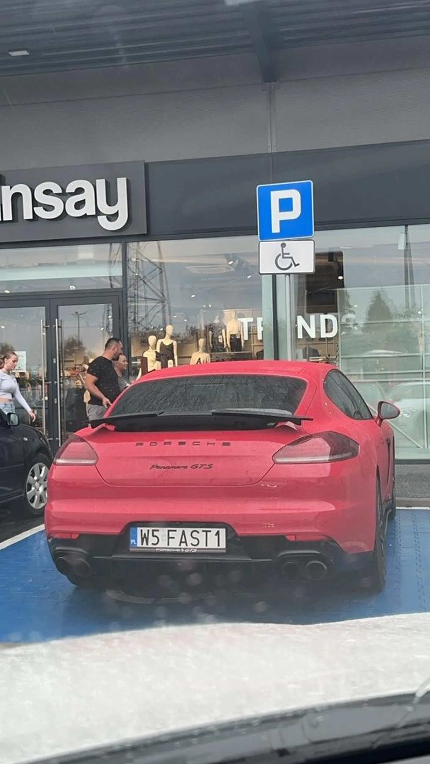 tatusiowy banan stoi na miejscu dla inwalidy, ciekawe czy chcialbys byc na ich miejscu ;)