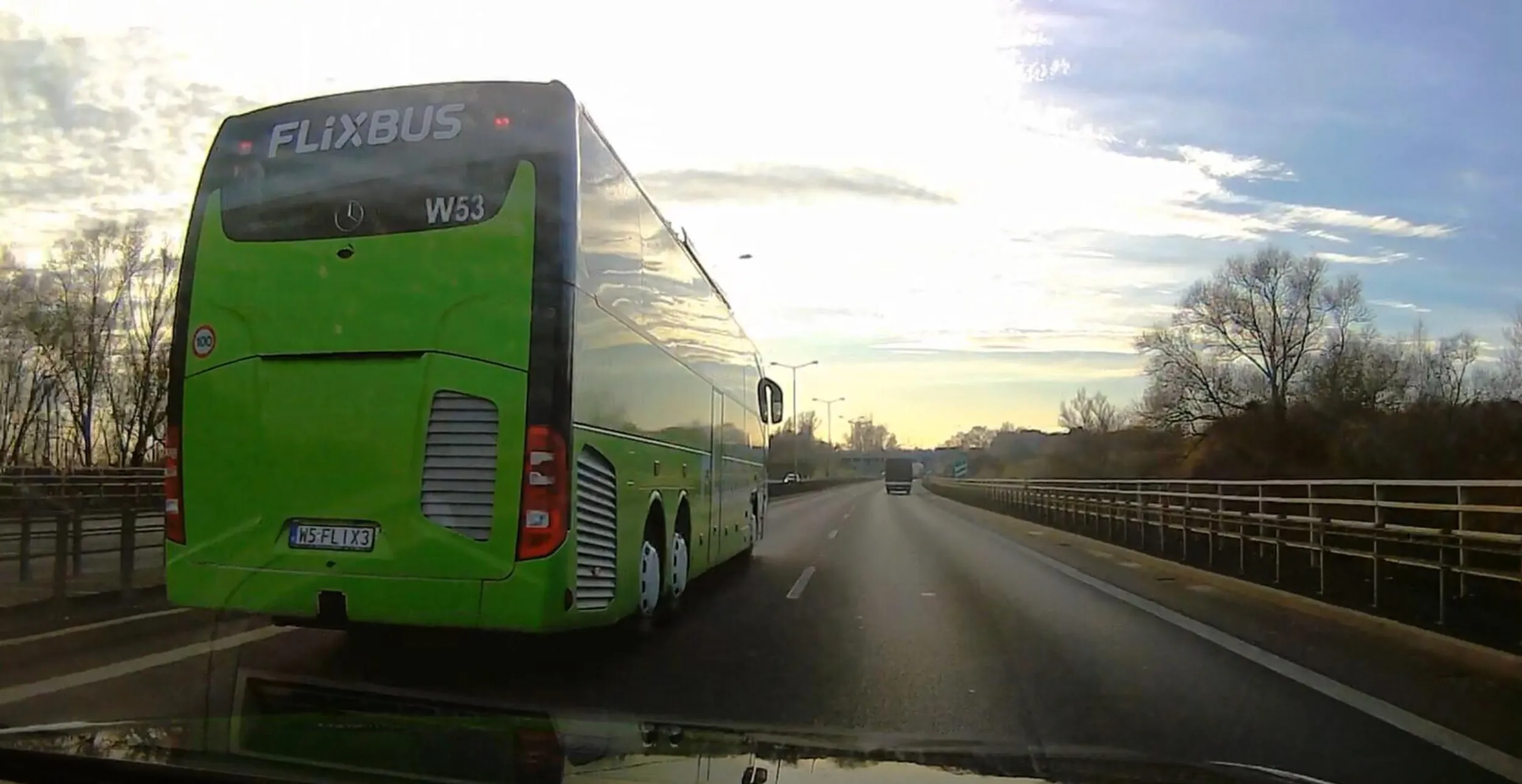 król lewego pasa, wlecze się wolniej od prawego, ale nie zjedzie