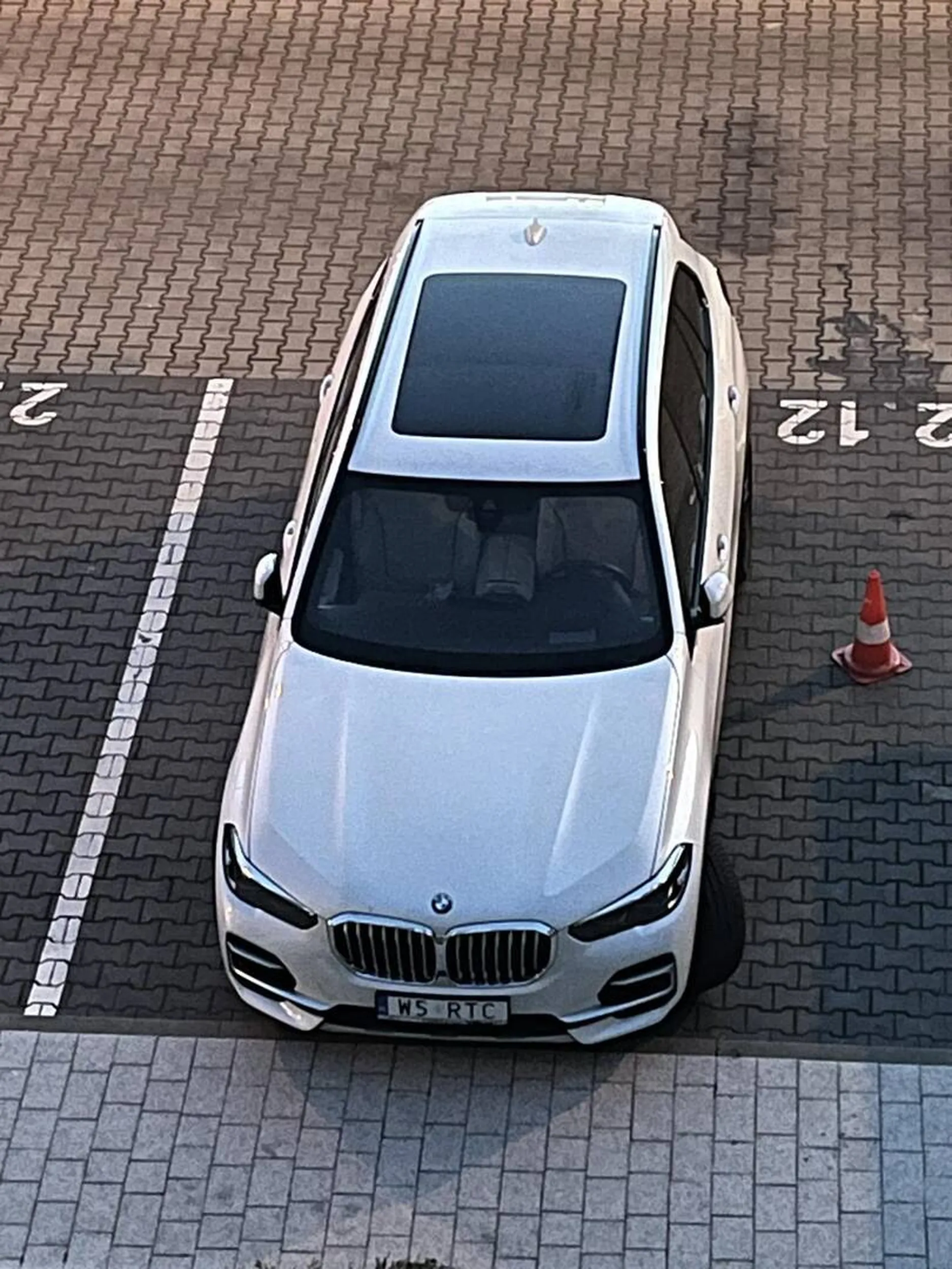 Człowiek z małym przyrodzeniem przyjeżdża na cudze miejsca parkingowe blokując możliwość korzystania przez właściciela miejsca. Na dodatek czerwony buraczek dowartościowuje się stając nie na jednym cudzym miejscu tylko na dwóch na raz i to nie pierwsza taka sytuacja. Gruzozłom zabierz na lokalne złomowisko i przesiądź się na taczkę, bo to jedyny pojazd kołowy jakim powinieneś jeździć