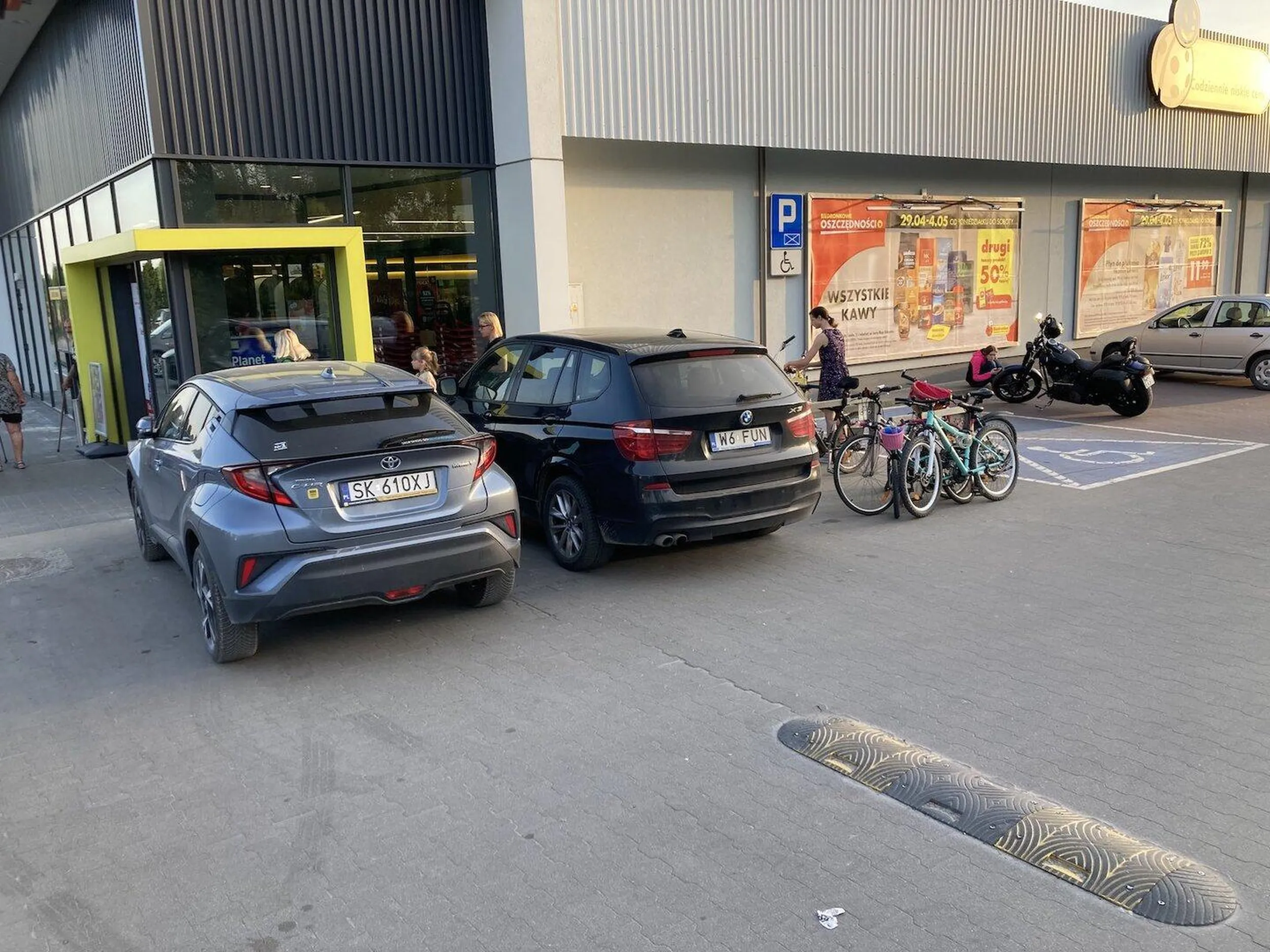 ten samochód jest zostawiony blisko wejścia do sklepu, ale jeszcze nie przypinają go do stojaka na rowery ;-)