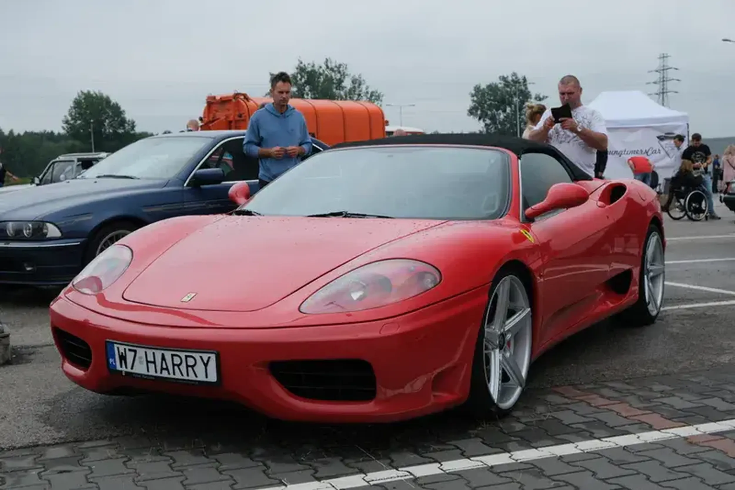 Przecież to jest zupełnie inne auto pod tymi tablicami