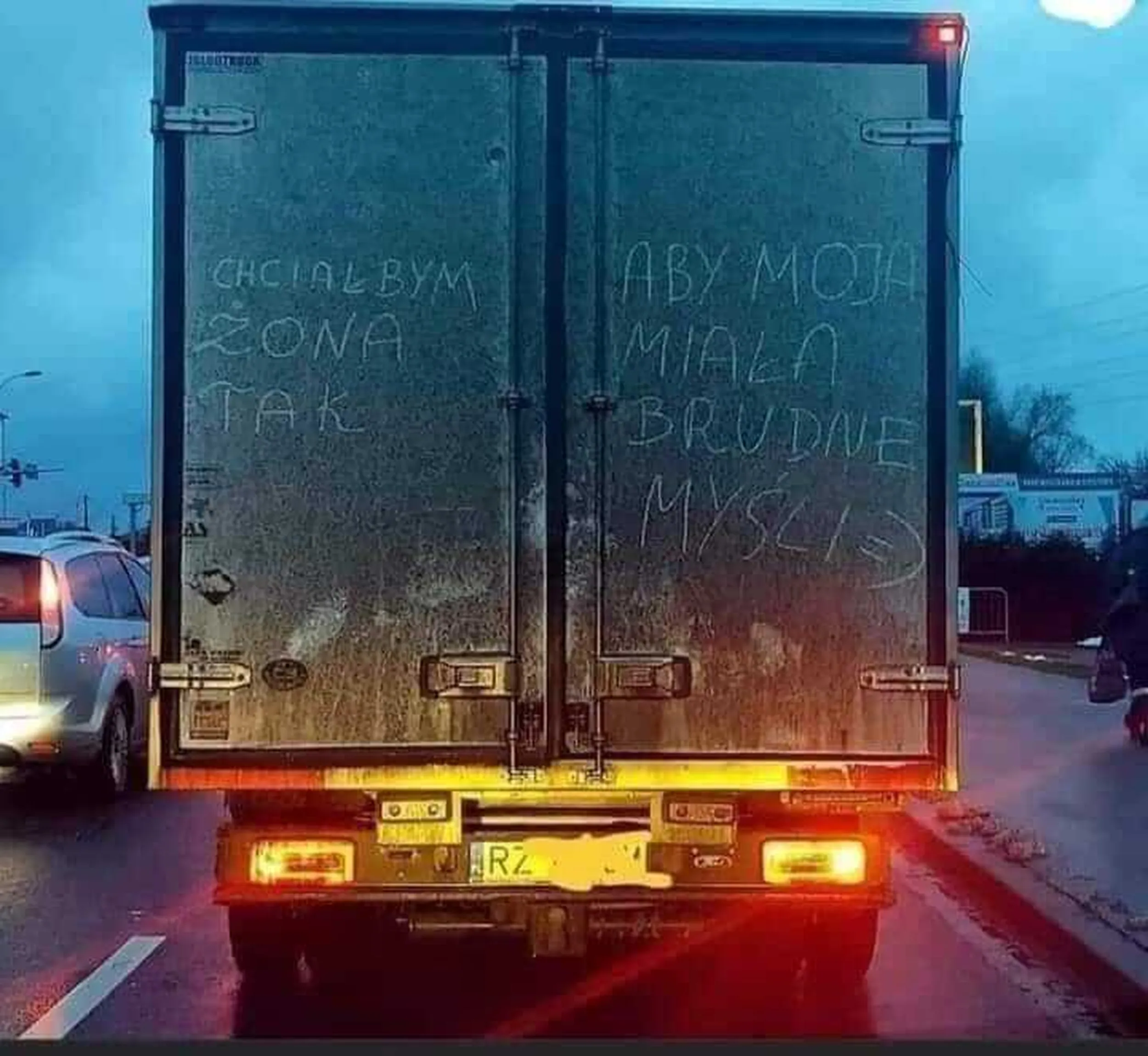 Sprośny napis na przyczepie.