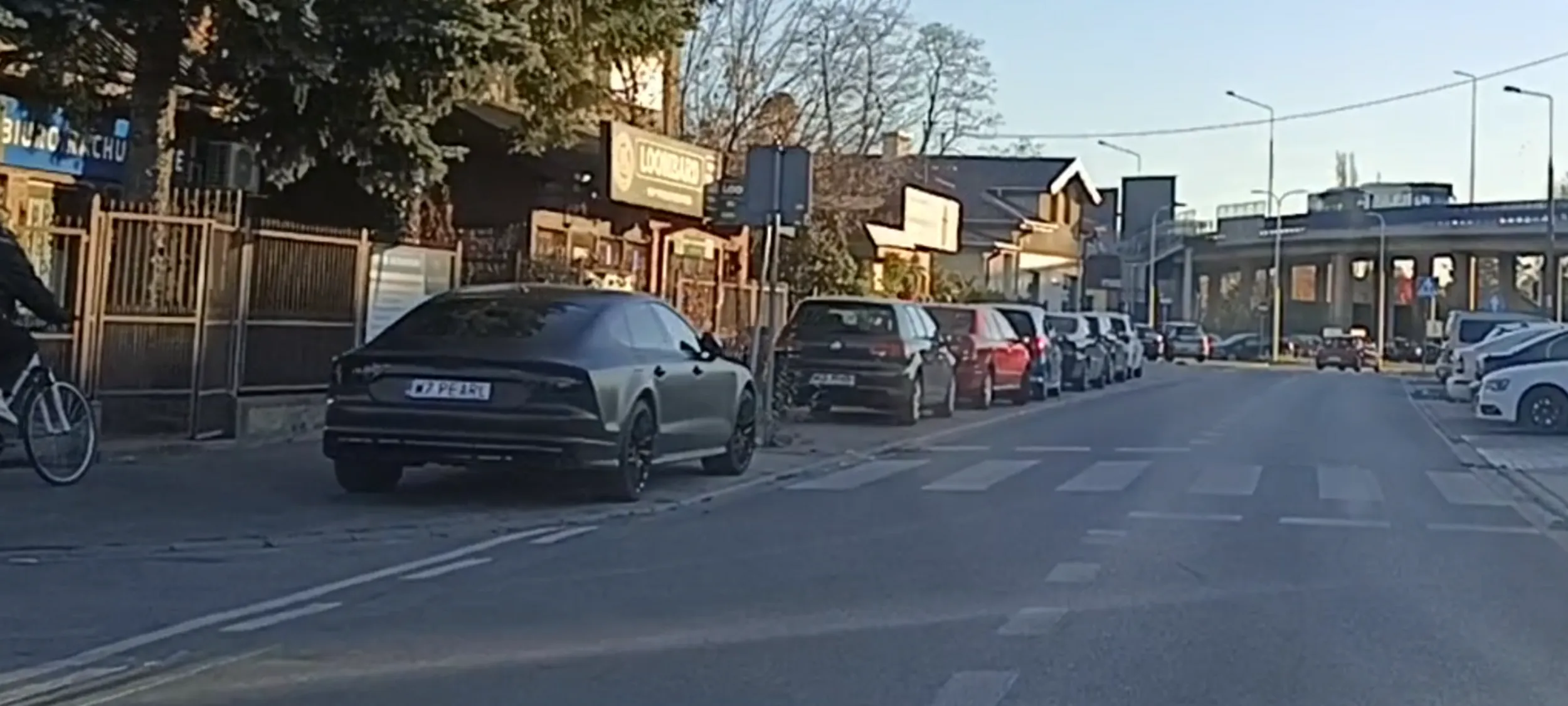 Cham zaparkował na przejściu dla pieszych