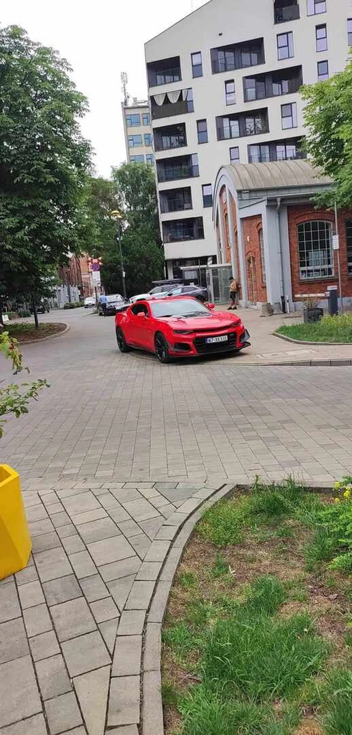 Zaparkował na środku chodnika  gdzie obok na parking (jakies 15m)