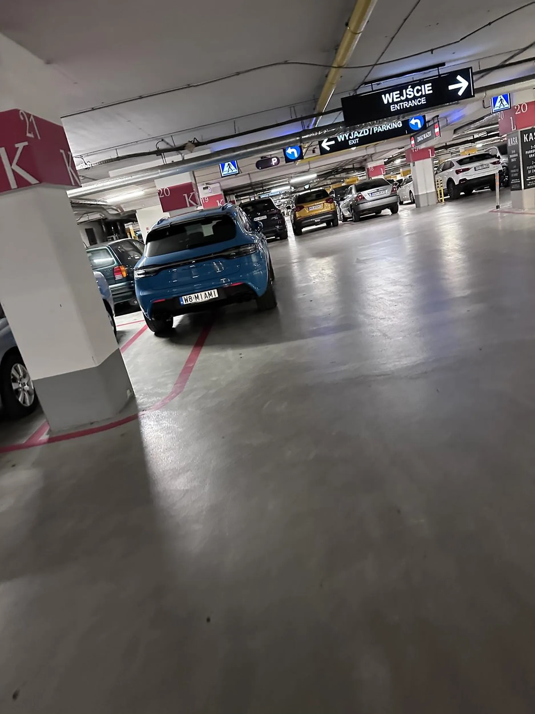 Polecam kurs parkowania. Bo nie przychodzi razem z autem chyba.