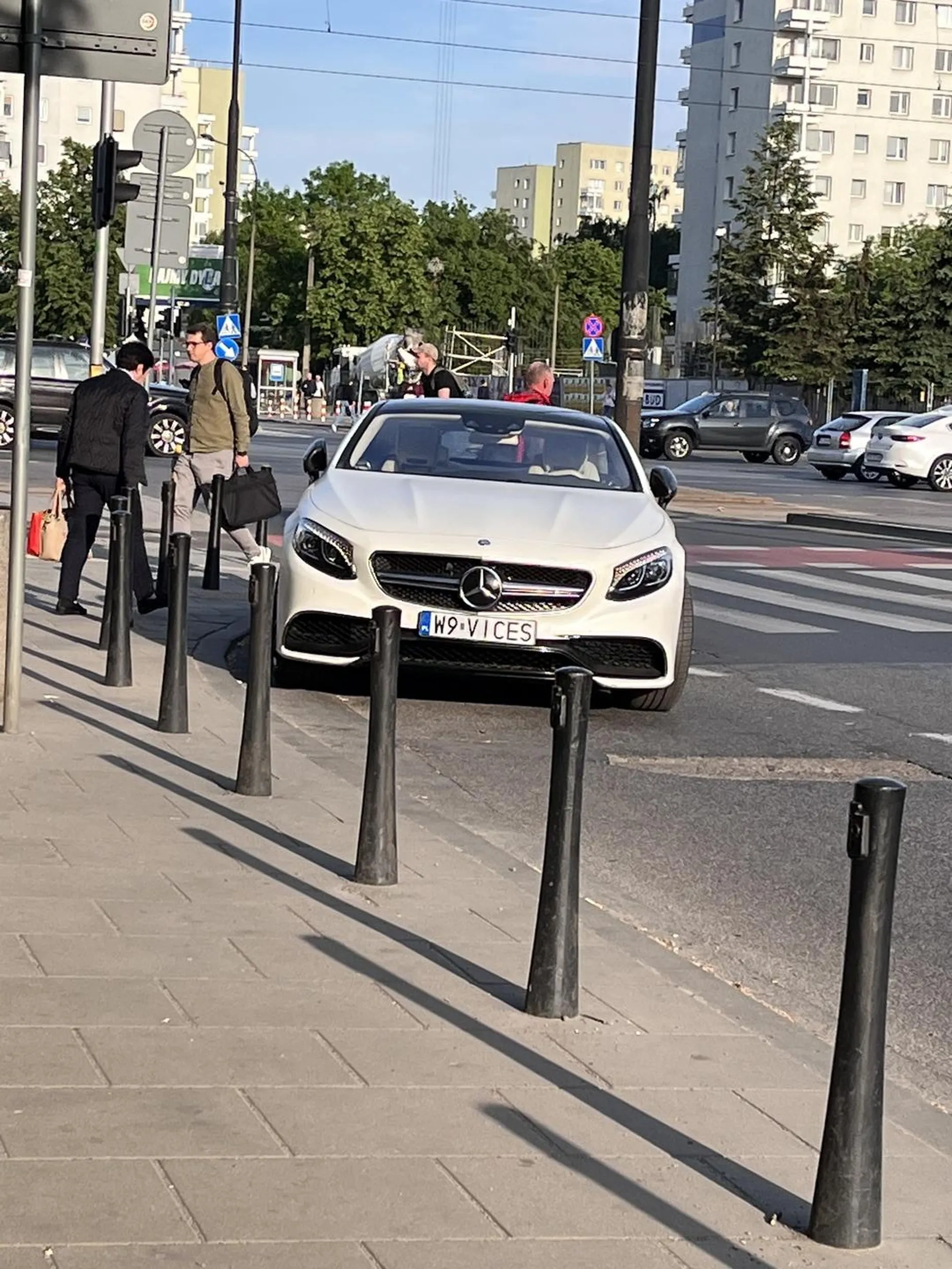 Kierowca się nawet nie pofatygował żeby znaleźć miejsce parkingowe