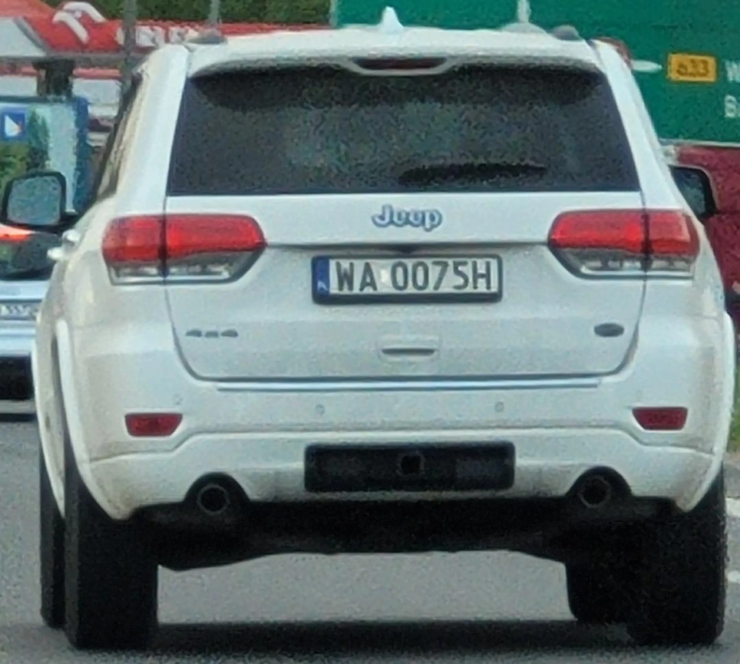 Nie używa kierunkowskazów; wymusza pierwszeństwo na rondzie, gdzie powinien zaczekać, aż drugi kierowca ustąpi mu pierwszeństwa (np. na suwak), a nie wymuszać (oczywiście bez sygnalizacji zamiaru zmiany pasa); gdy panu zatrąbisz, to daje po hamulcach i tylko cię obserwuje w lusterku, czy nie zmieniasz pasa, by tobie zajechać drogę; drogi kierowco Jeepa- żebyś w twarz dostał solidnie, bo szkoda twojego samochodu, bo taki ładny, amerykański...