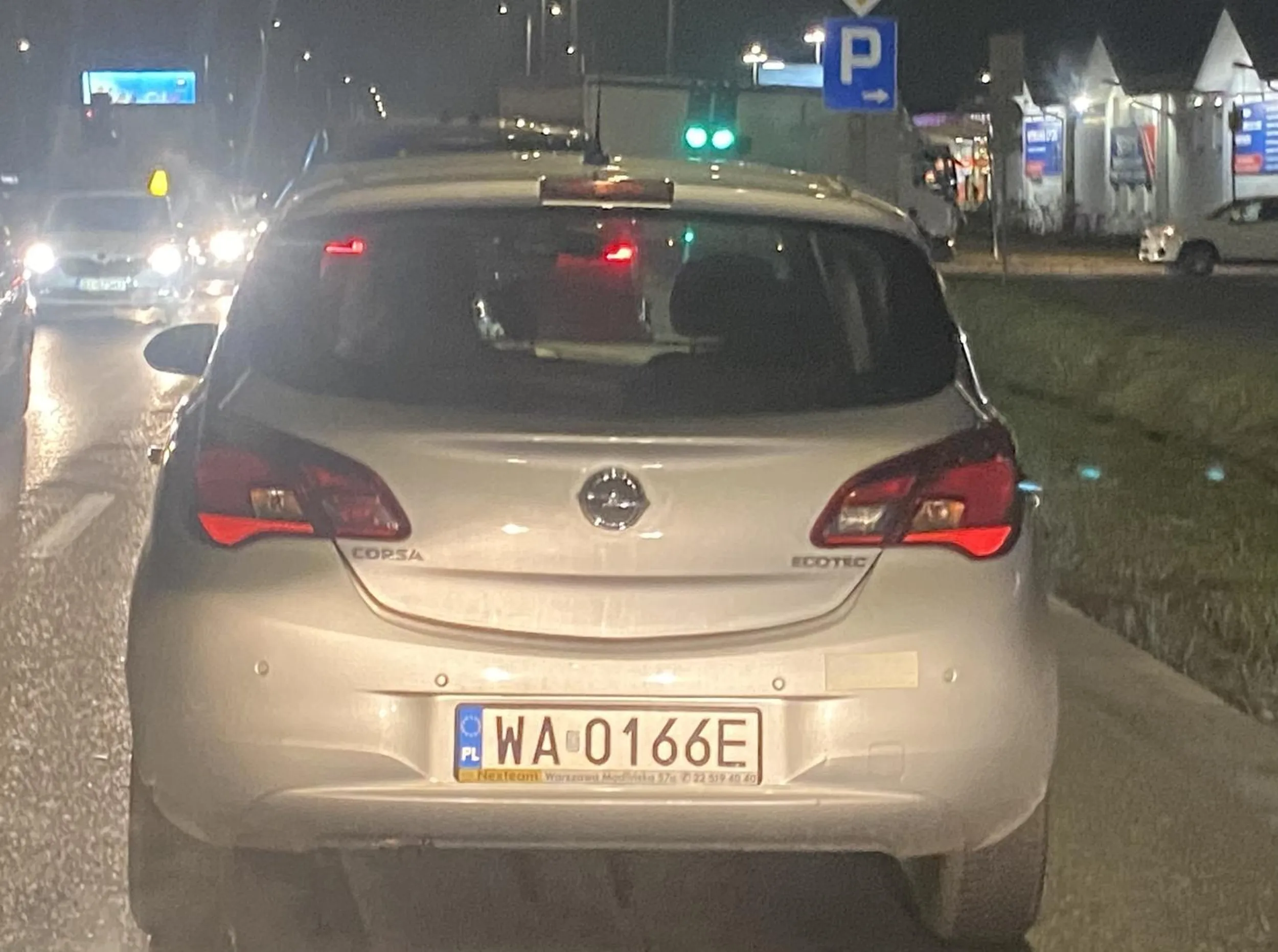 Kobitka jezdzi bez tylnych swiatel ale glucha jest na podpowiedzi innych kierowcow.