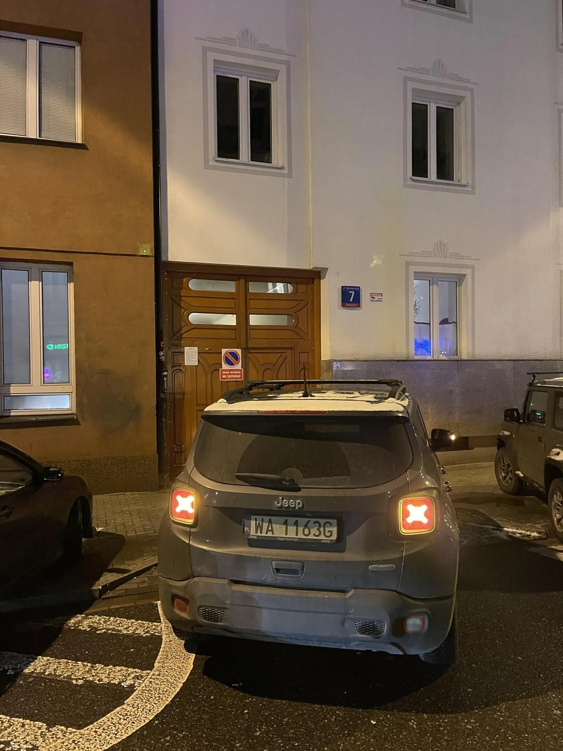 Niesamowity prostak. Nie znający lub nierozumiejący znaków. Infantylna osoba, która nigdy nie powinna jeździć samochodem.