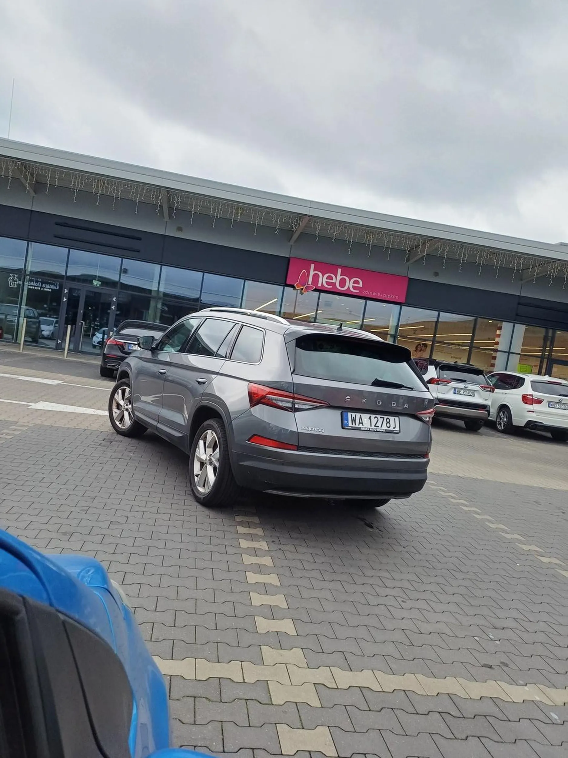 Prawo jazdy znalezione w chipsach. Zaparkowała na dwóch miejscach, ledwo wysiadła nie rysując samochodu obok którego zaparkowała a potem oskarżyła kierowcę samochodu obok, że uderzył w jej drzwi. Uwaga na tą kobietę, oskarża innych o to co sama zrobiła i robi zdjęcia!