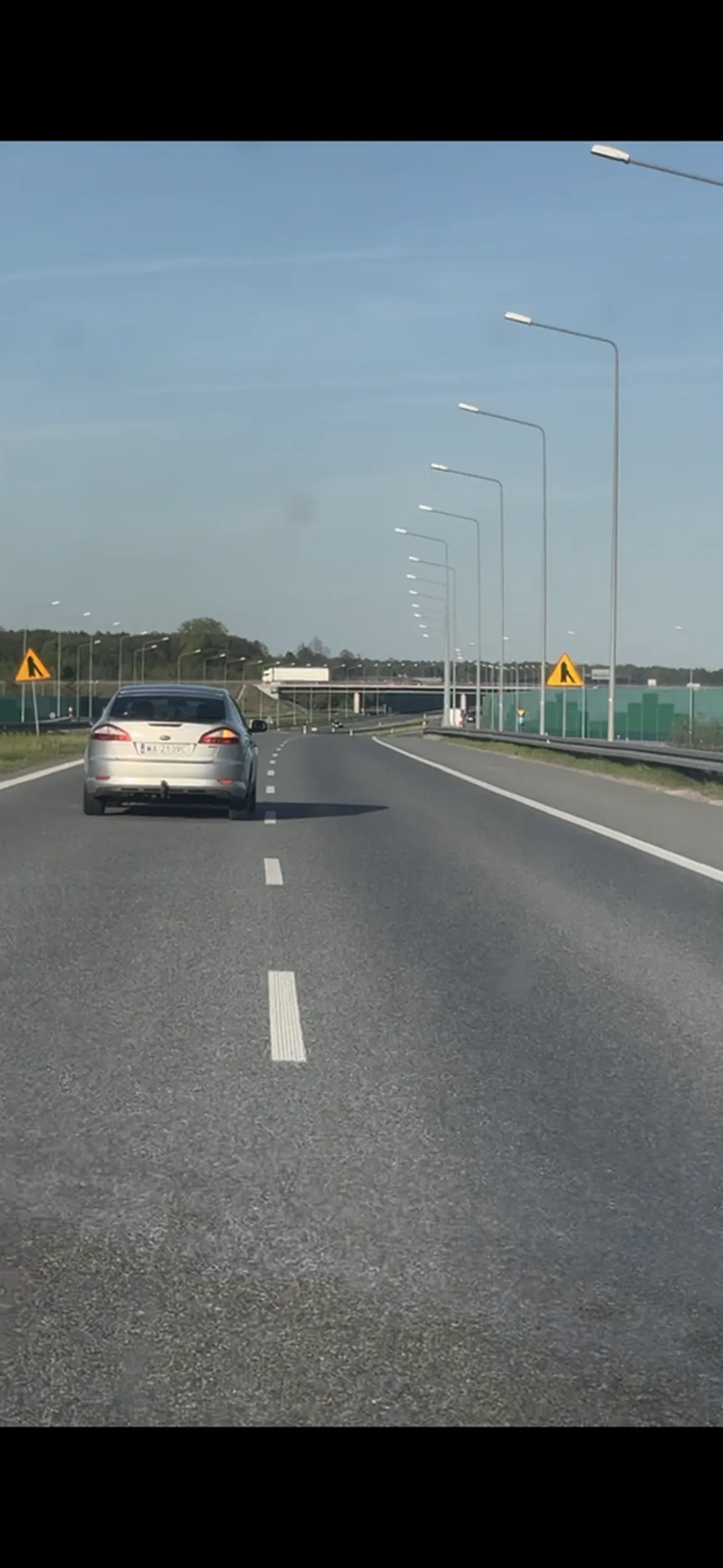Zajeżdża drogę na autostradzie w ramach zemsty za zajęcie "jego" lewego pasa na 5 sekund podczas wyprzedzania TIRa, naucz się pało jeździć a nie mrugasz długimi i stukasz się w ten łysy łeb