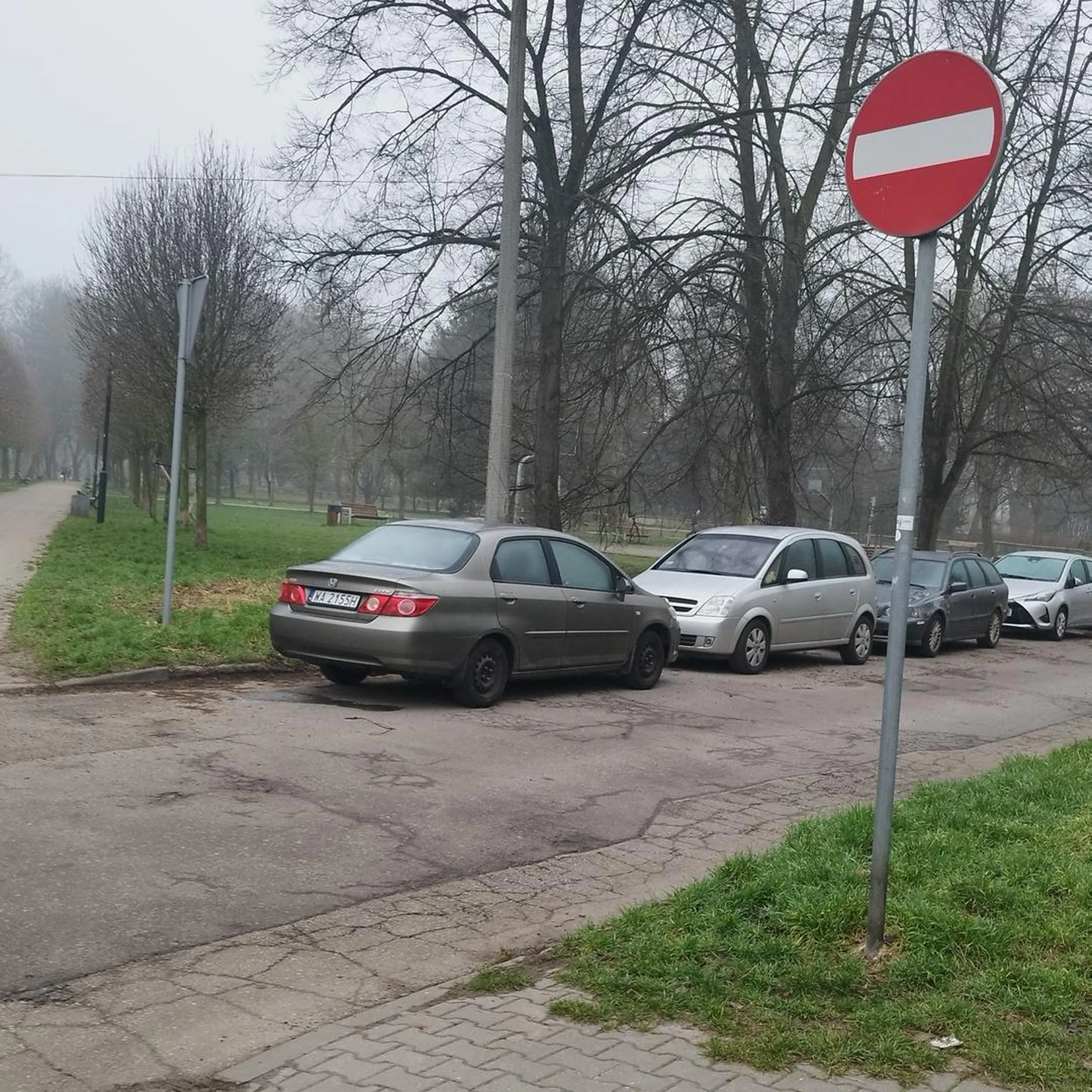 Gliwice. 1.3.2024. Wjazd z ul. Zawiszy Czarnego w Długosza, mimo zakazu skrętu i zakazu wjazdu.