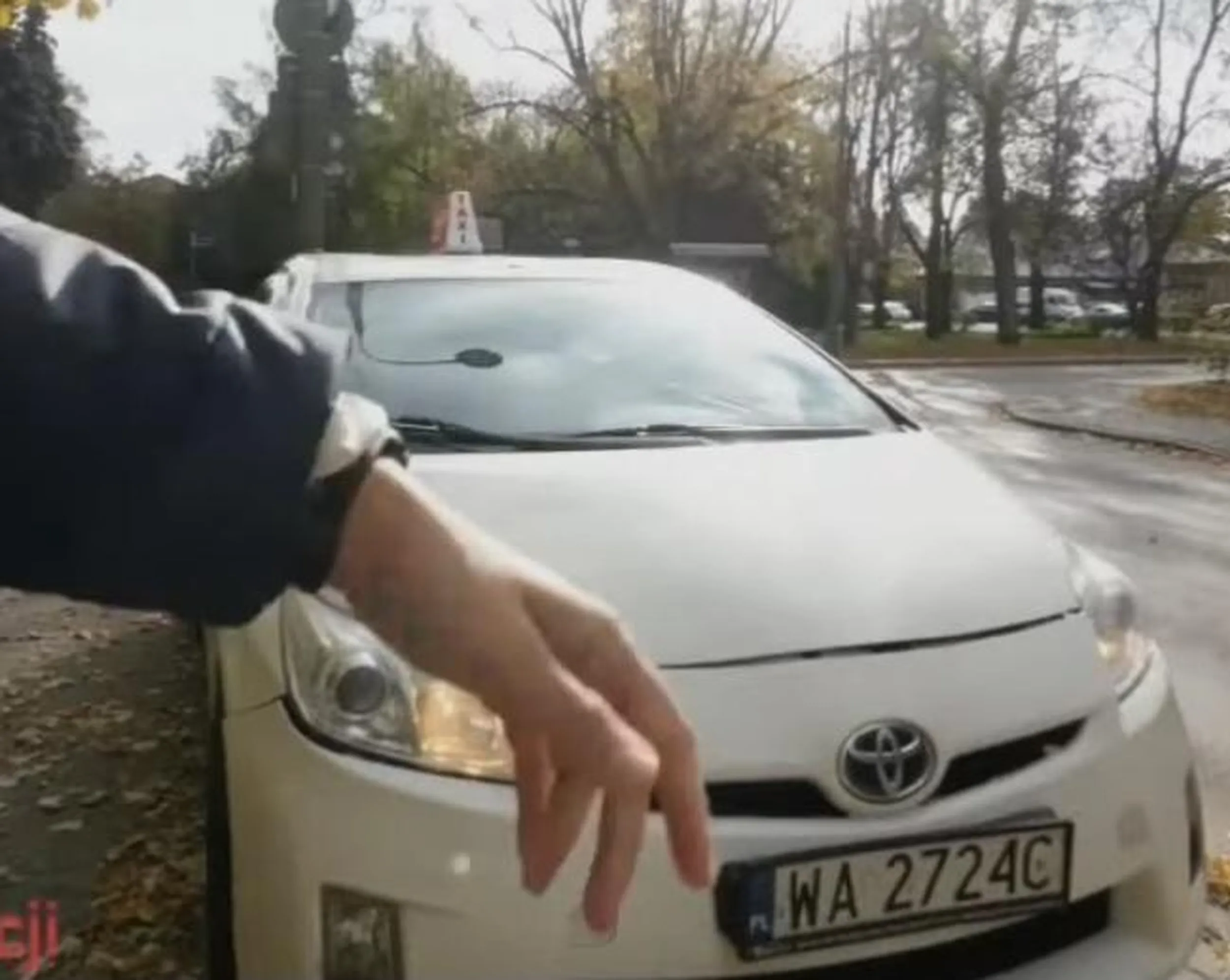 Zastawia chodnik i przejście dla pieszych.