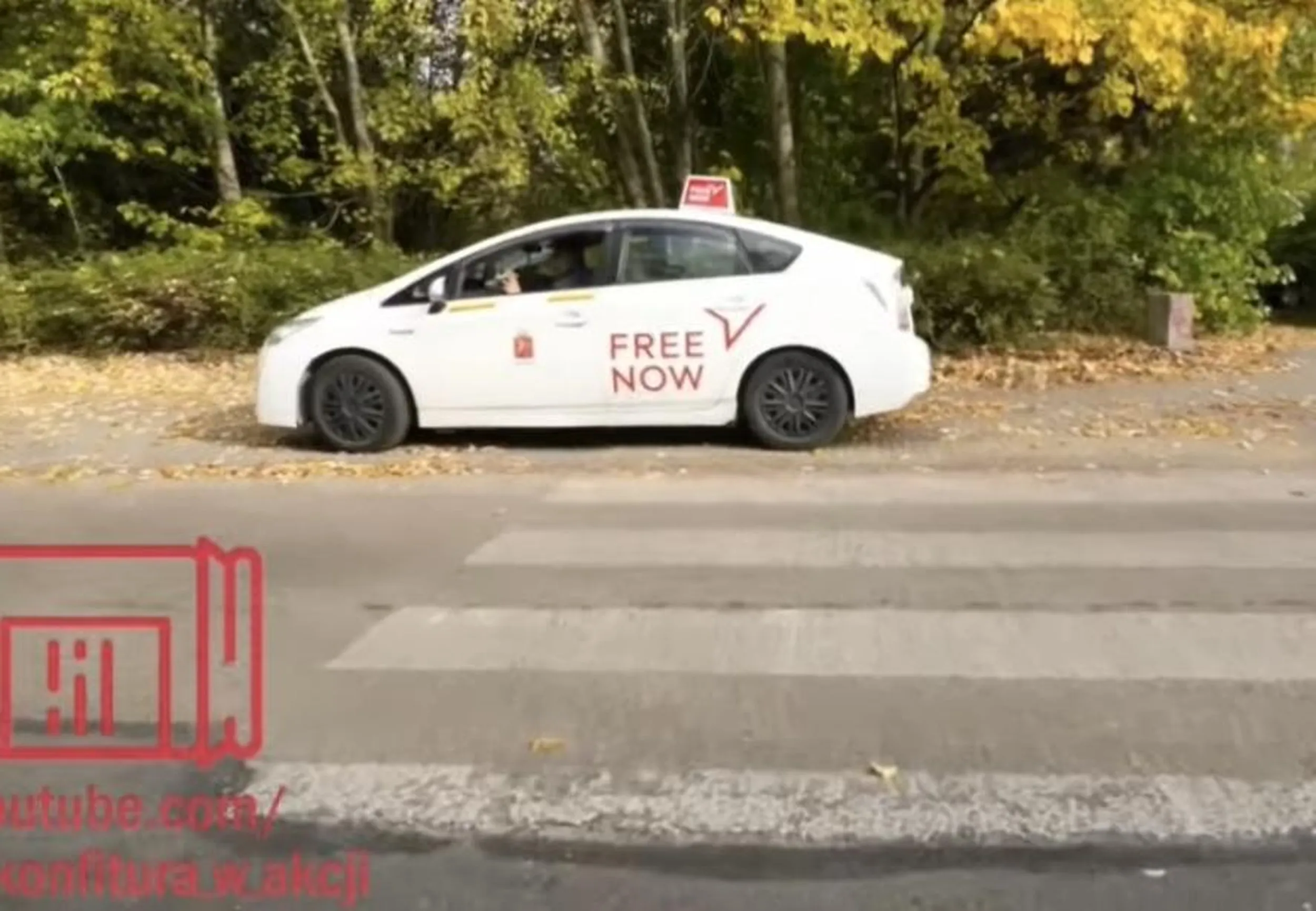 Zastawia chodnik i przejście dla pieszych.