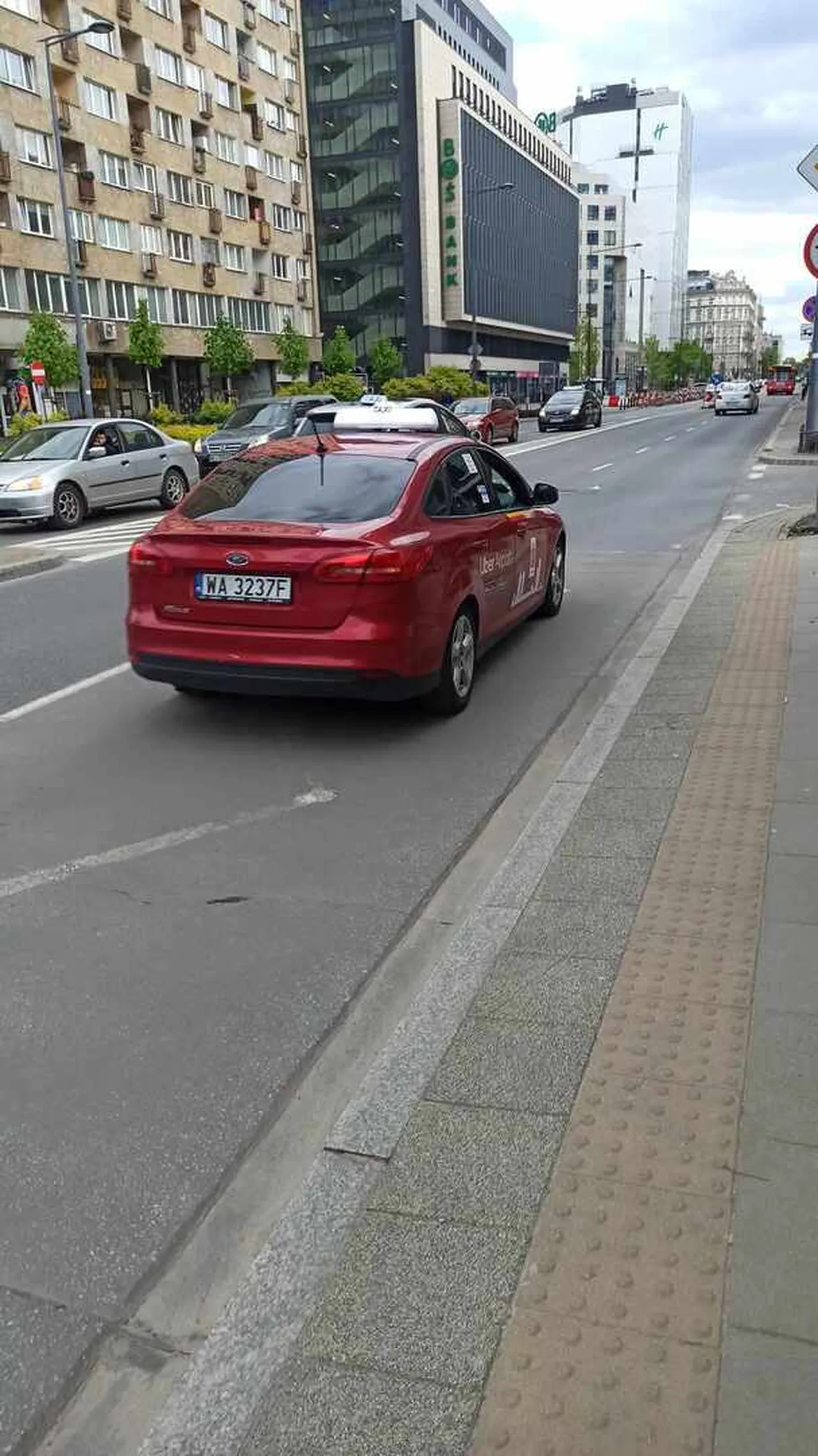 Koleś wjechał na warunkowym na przejscie i scieżkę rowerową, na uwagę rowerzystki zaczął zachowywać się agresywnie, po tym jak zareagowałem również z agresją, zatrzymał się na przystanku i mnie zaatakował