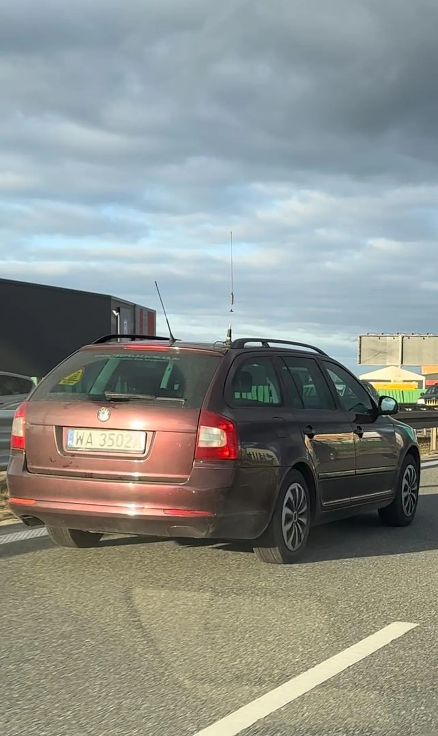 Imbecyl co podjeżdża na dosłownie 1,5 m za samochodem poprzedzającym, jadącym w ciągu aut ok. 120 km/h (bez możliwości przyspieszenia).