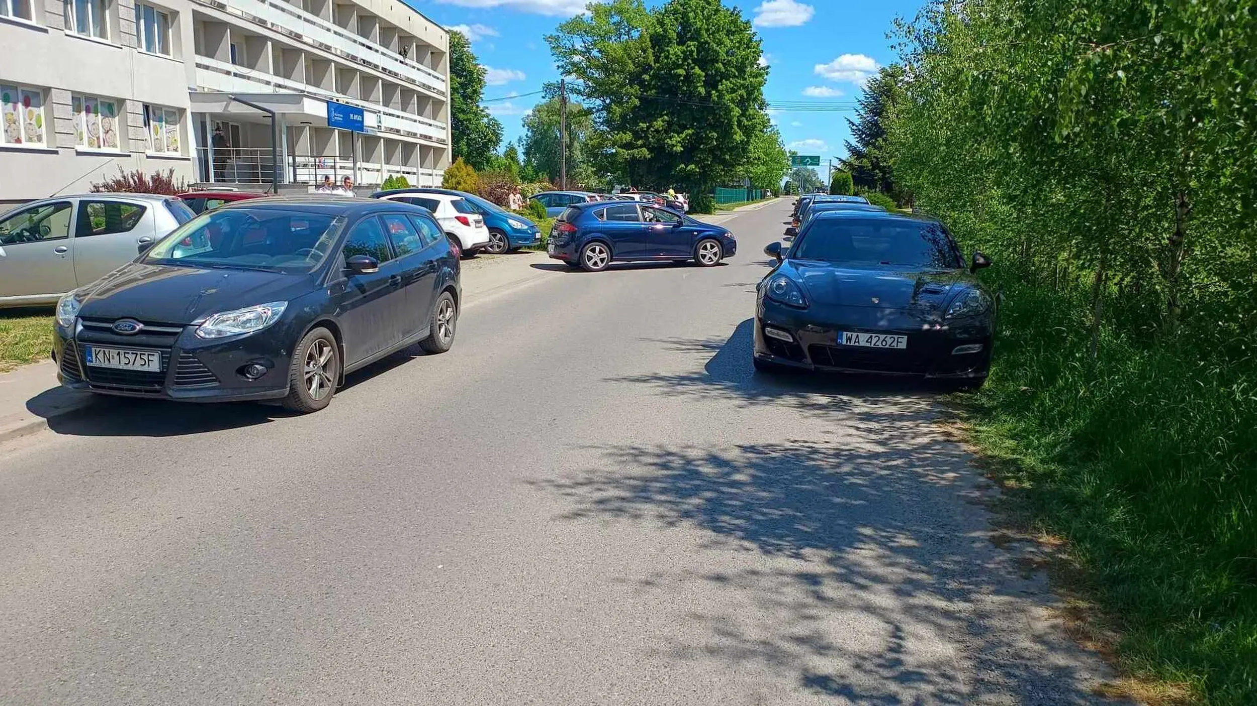 Najechało się cymbałów. Ruch blokują. Ciężarówki ledwo się mieszczą.