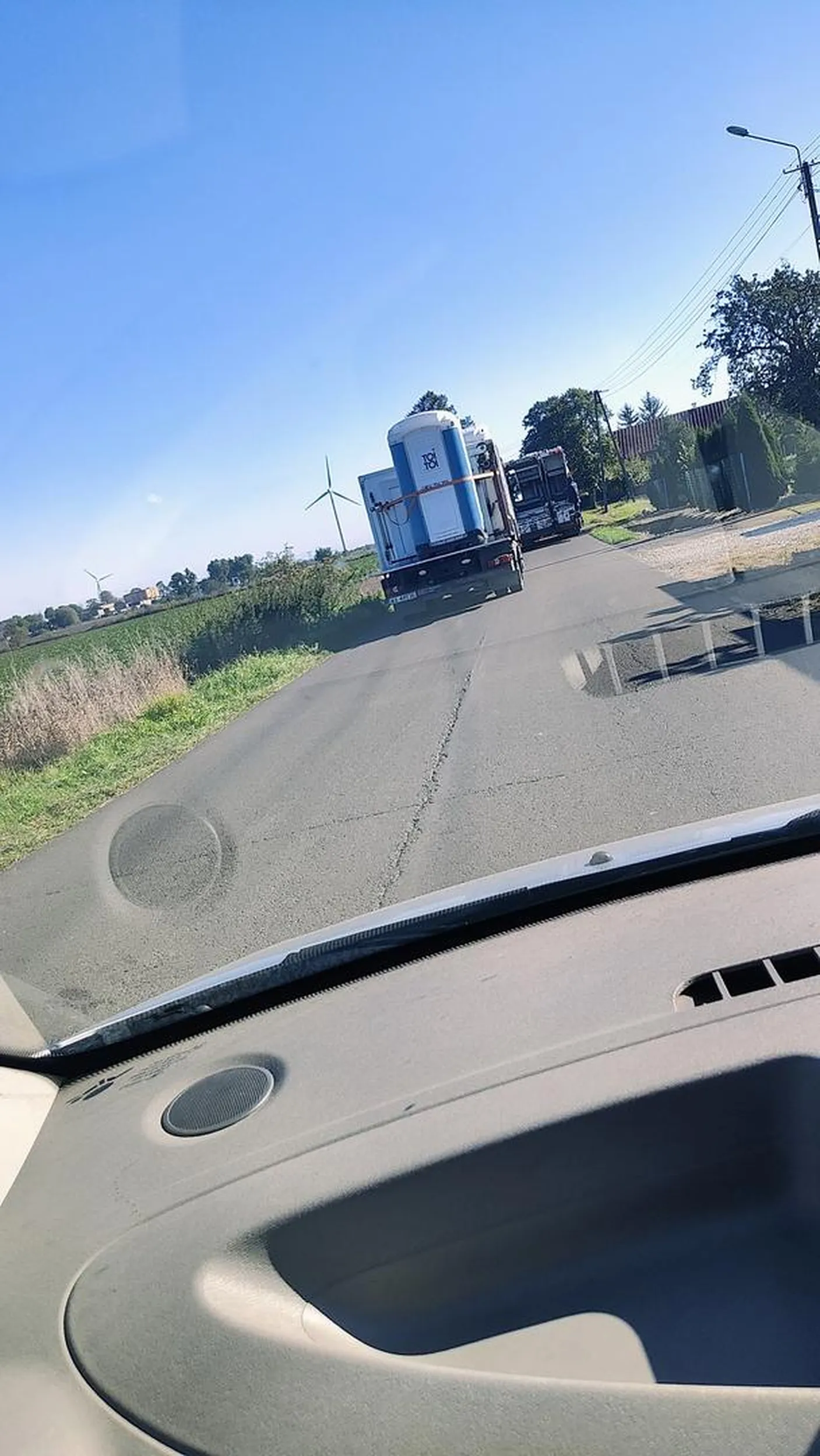 Jak gościu wyprzedzasz to włącz kierunkowskaz i nie zajeżdżaj drogi jak ja wyprzedzam. Po drugie po kiego grzyba jedziesz środkiem drogi i nie dasz się wyprzedzić co ? Gówniany interes masz a takie numery jeszcze odstawiasz... Brawo