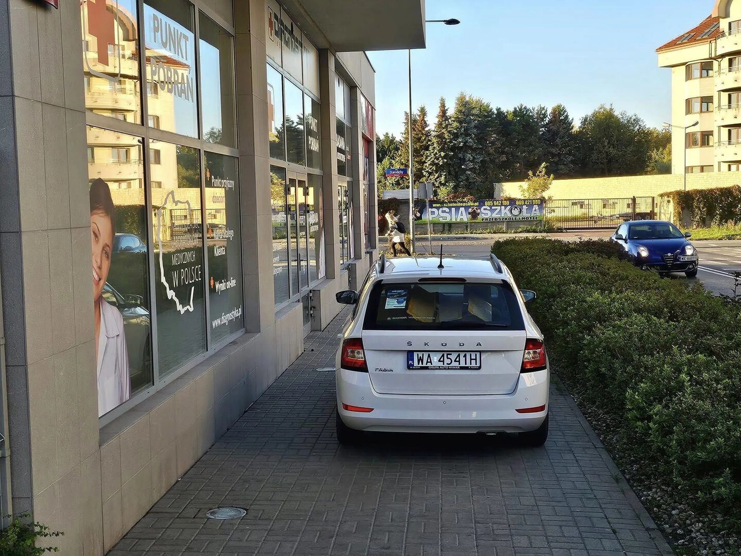 Parkowanko na chodniku, czemu nie.