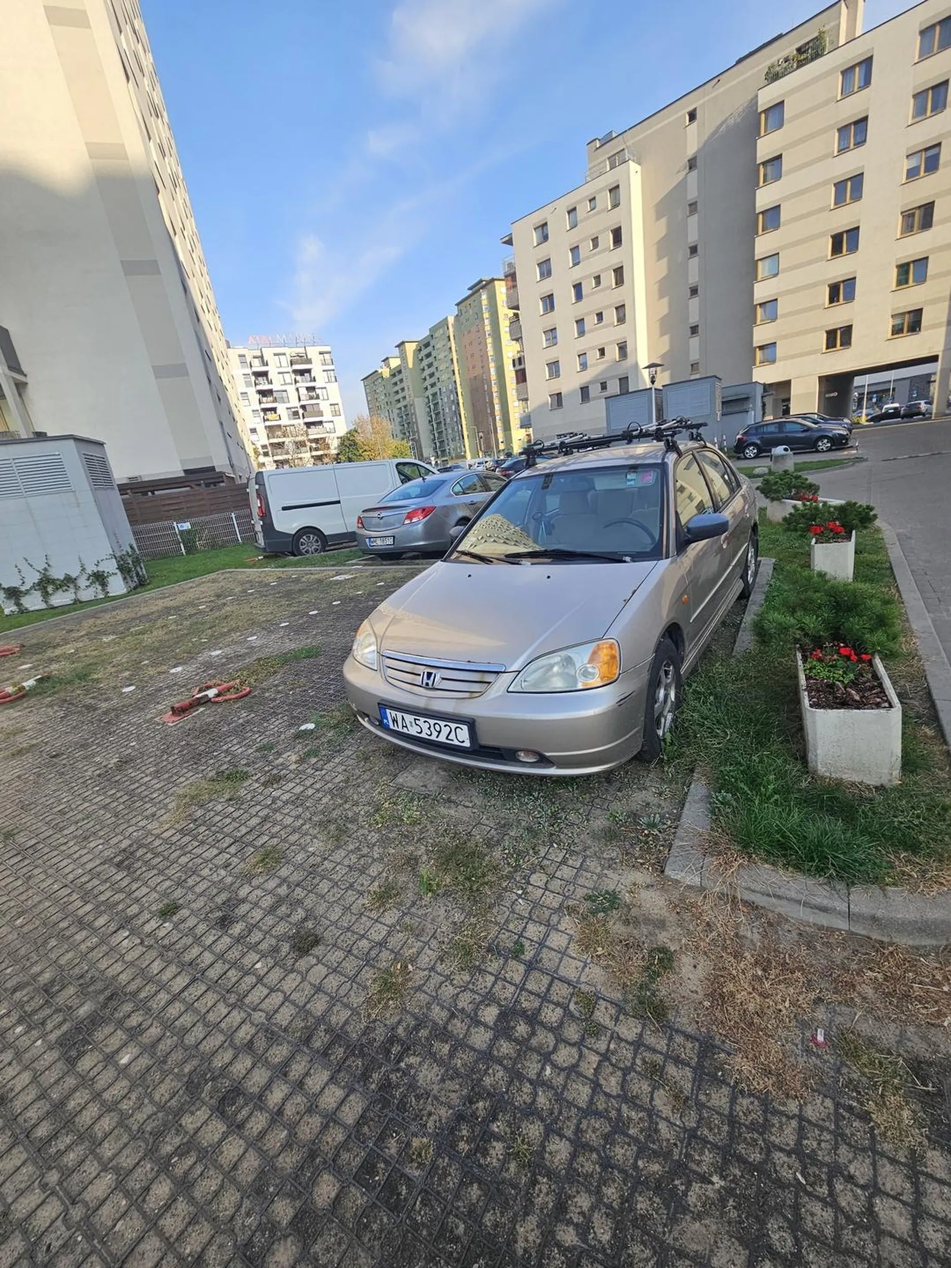 Znany donosiciel kapuje  na warszawskich kierowców, chwali się  nawet w telewizji ponad 500 donosami rocznie. Wystarczy że ktoś najedzie kołem na linie. Przedstawia się jako największy zwolennik roweru tymczasem jeździ starym rzęchem  nie spełniającym norm SCT. Cwaniakuje bo pod blokiem na Kowalczyka 1c ma miejsce dla mieszkańca a innym Warszawiakom żałuję parkowania pod własnym domem