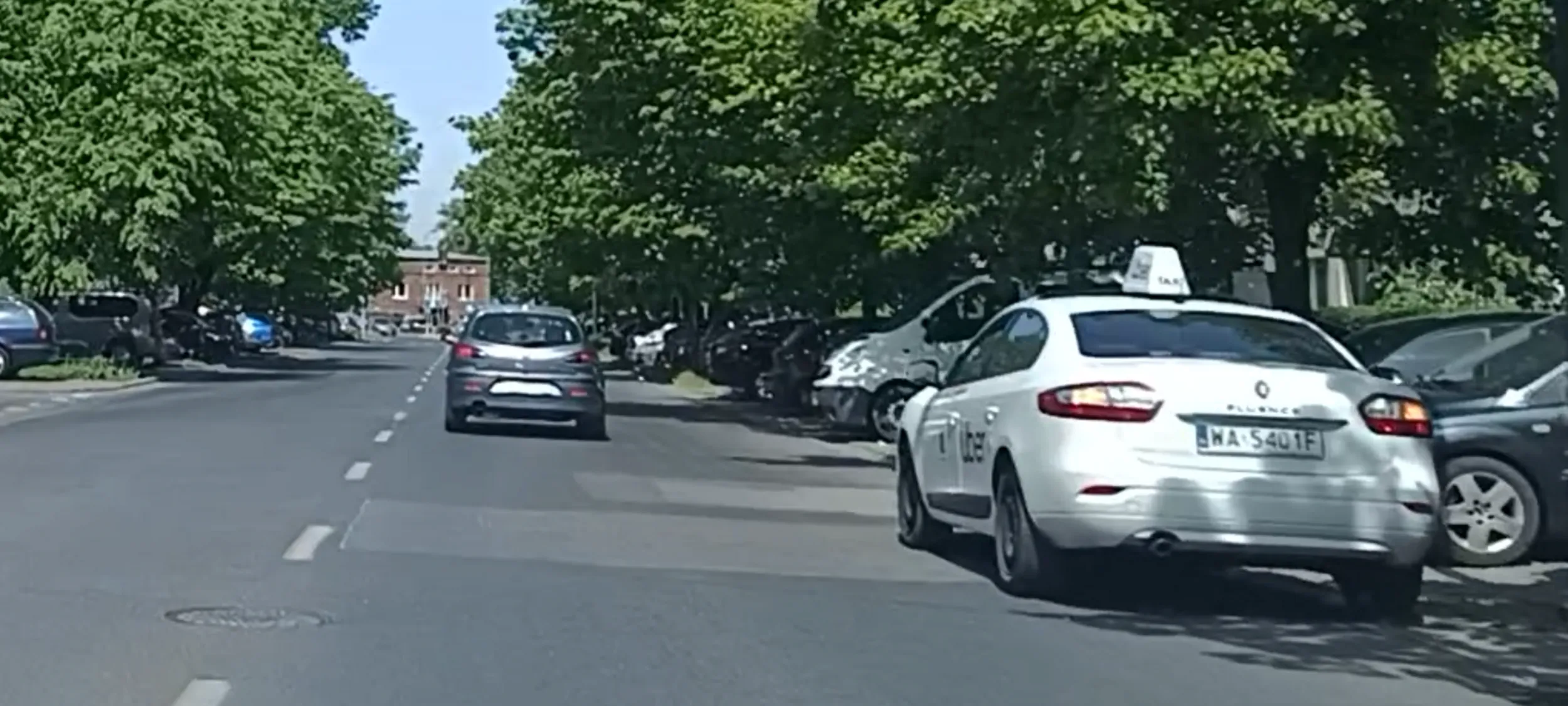 Muzułmanin parkuje nielegalnie na ulicy gdzie jest zakaz zatrzymywania się i postoju. Trzeba go deportować.