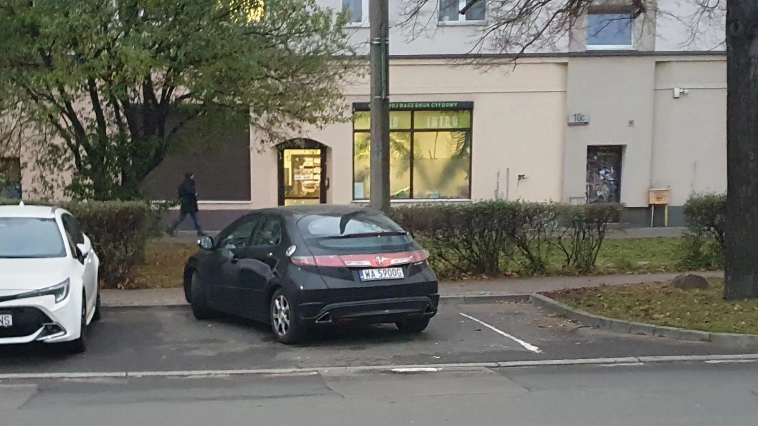 Łajza parkująca na 3 miejscach.