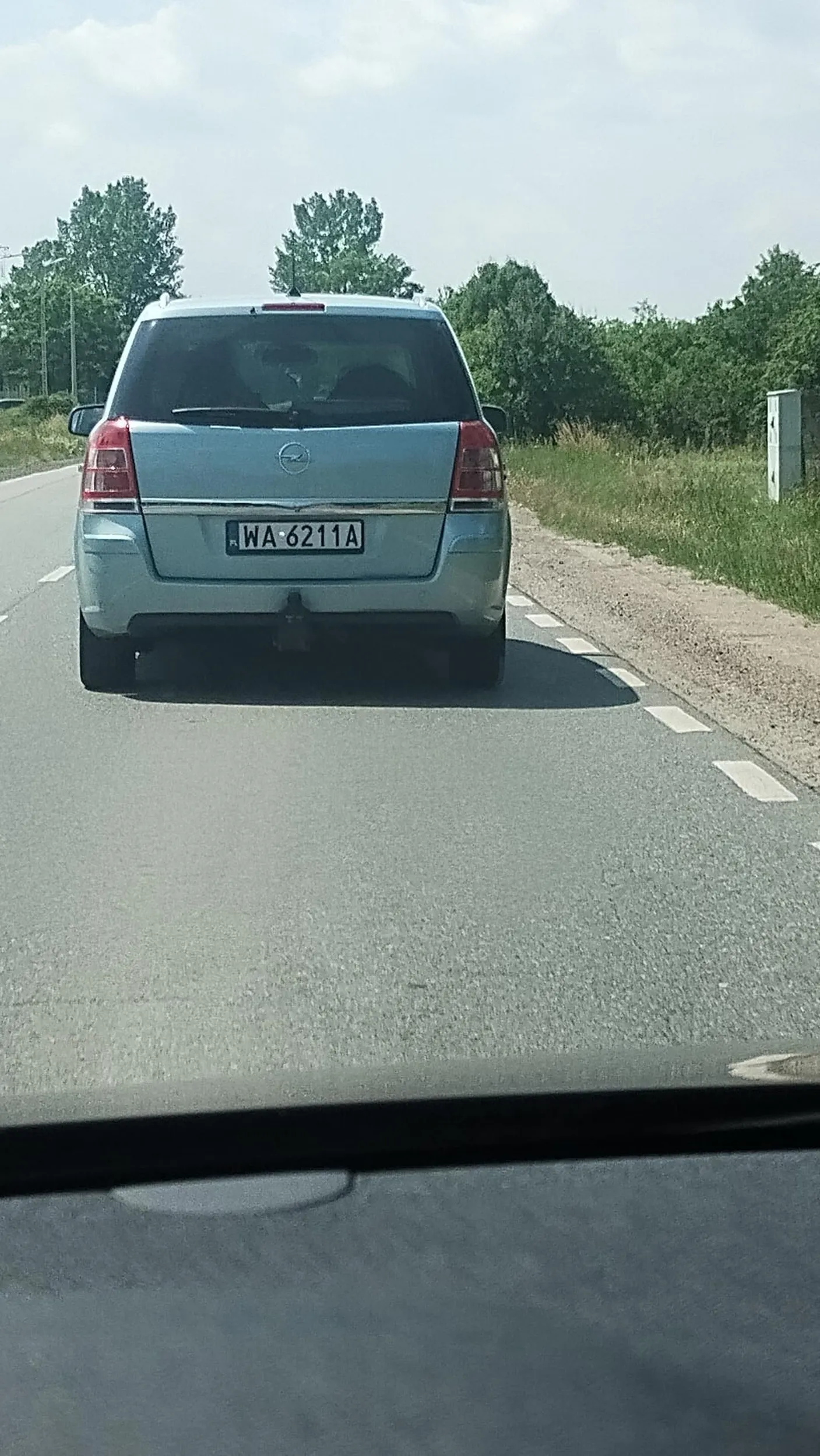 Wyprzedza na trzeciego w ostatniej chwili i cię hamuje