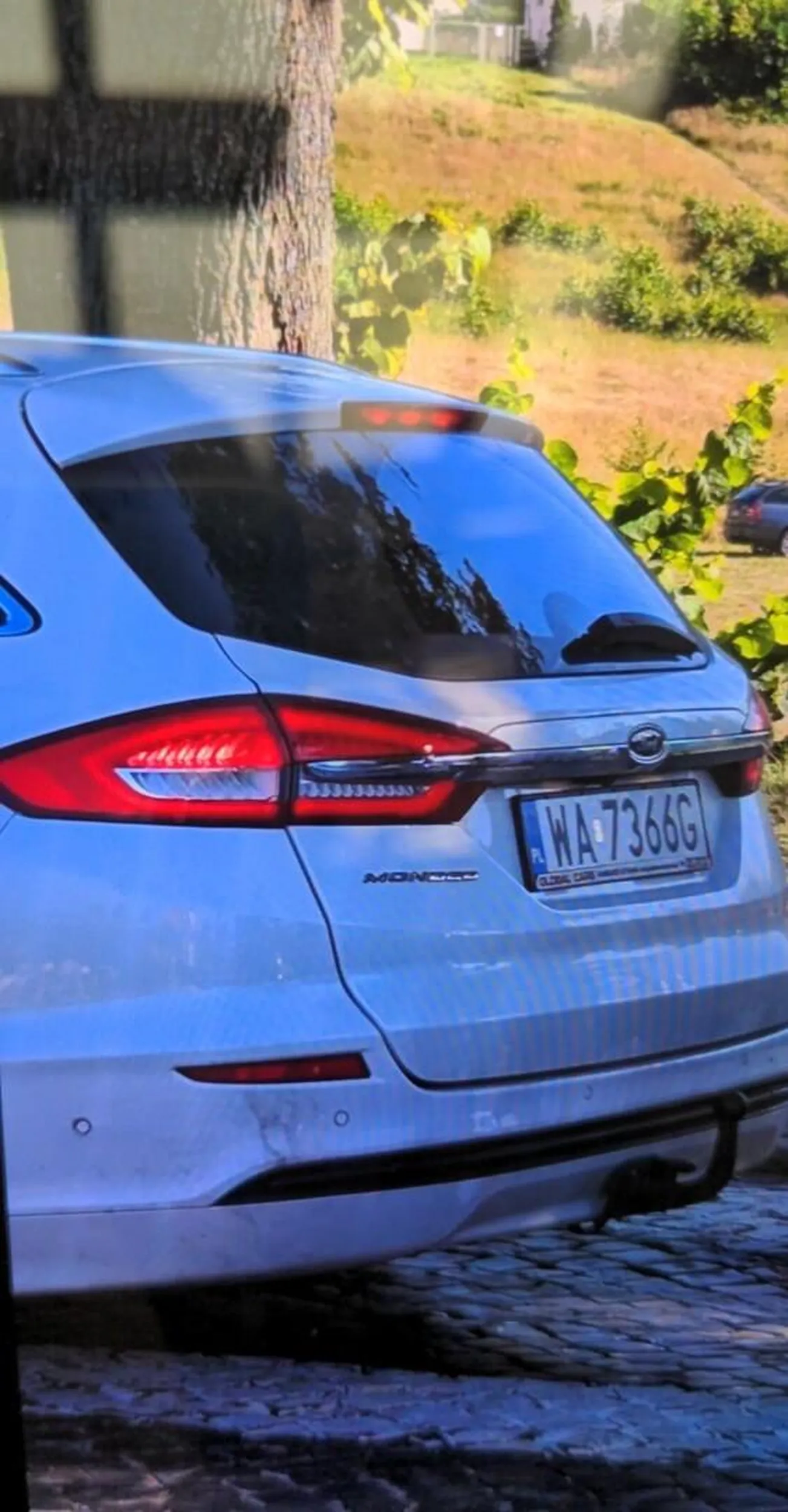 Tak się panu spieszyło, że prawie przejechał na pasach po palcach rodzinie z małymi dziećmi (jedno w wózku), a kłócąc się z ojcem wjechał bezwiednie na przejście prawie potrącając nasze dzieci. Syn odskoczył, córkę zabrałam nagłym ruchem. Dobrze, że obserwowałam sytuację, bo potrącił by nas od boku. Na zwróconą uwagę zareagował wyzwiskami najniższego sortu nie będę cytować, w stronę matki z dziećmi wśród tłumu innych rodzin z dziećmi. Mąż chciał zatrzymać i poprosić o zjechanie, zadzwonił na numer alarmowy na co pan kontynuował obelgi, a następnie uciekł z miejsca zdarzenia. Obie rodziny zgłaszają sprawę na policję. Takie sytuacje to dramat. A wystarczyło przeprosić. Tak niewiele i tak wiele ?