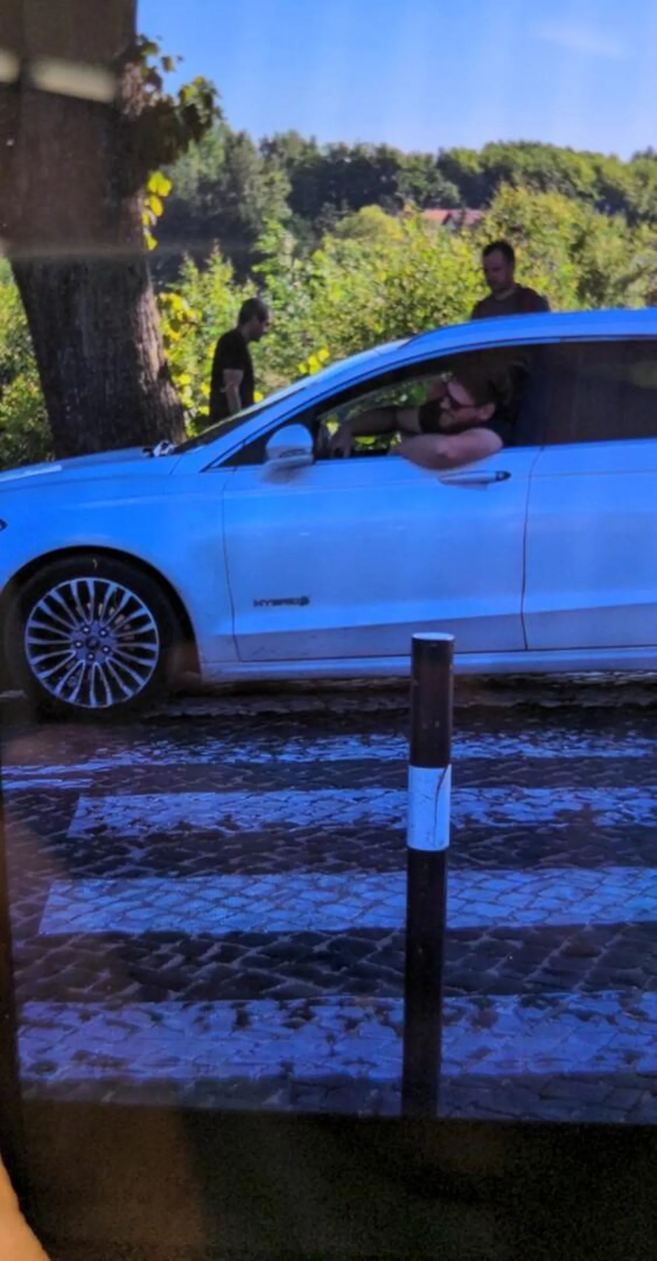 Tak się panu spieszyło, że prawie przejechał na pasach po palcach rodzinie z małymi dziećmi (jedno w wózku), a kłócąc się z ojcem wjechał bezwiednie na przejście prawie potrącając nasze dzieci. Syn odskoczył, córkę zabrałam nagłym ruchem. Dobrze, że obserwowałam sytuację, bo potrącił by nas od boku. Na zwróconą uwagę zareagował wyzwiskami najniższego sortu nie będę cytować, w stronę matki z dziećmi wśród tłumu innych rodzin z dziećmi. Mąż chciał zatrzymać i poprosić o zjechanie, zadzwonił na numer alarmowy na co pan kontynuował obelgi, a następnie uciekł z miejsca zdarzenia. Obie rodziny zgłaszają sprawę na policję. Takie sytuacje to dramat. A wystarczyło przeprosić. Tak niewiele i tak wiele ?