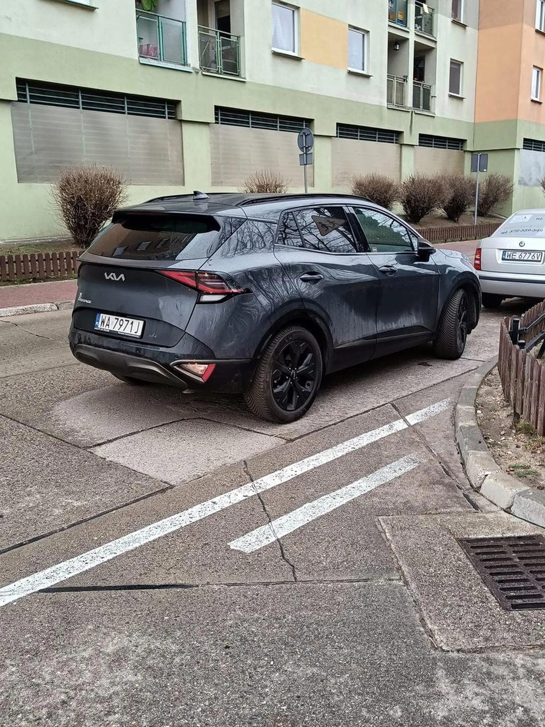 Półmózgie zbaraniałe idiocisko zastawiające drogę wyjazdową. Mam nadzieję, że straż pożarna nie dojedzie do Twojego płonącego domu, bo droga dojazdowa będzie zastawiona przez równie jak Ty kreatywnego barana…