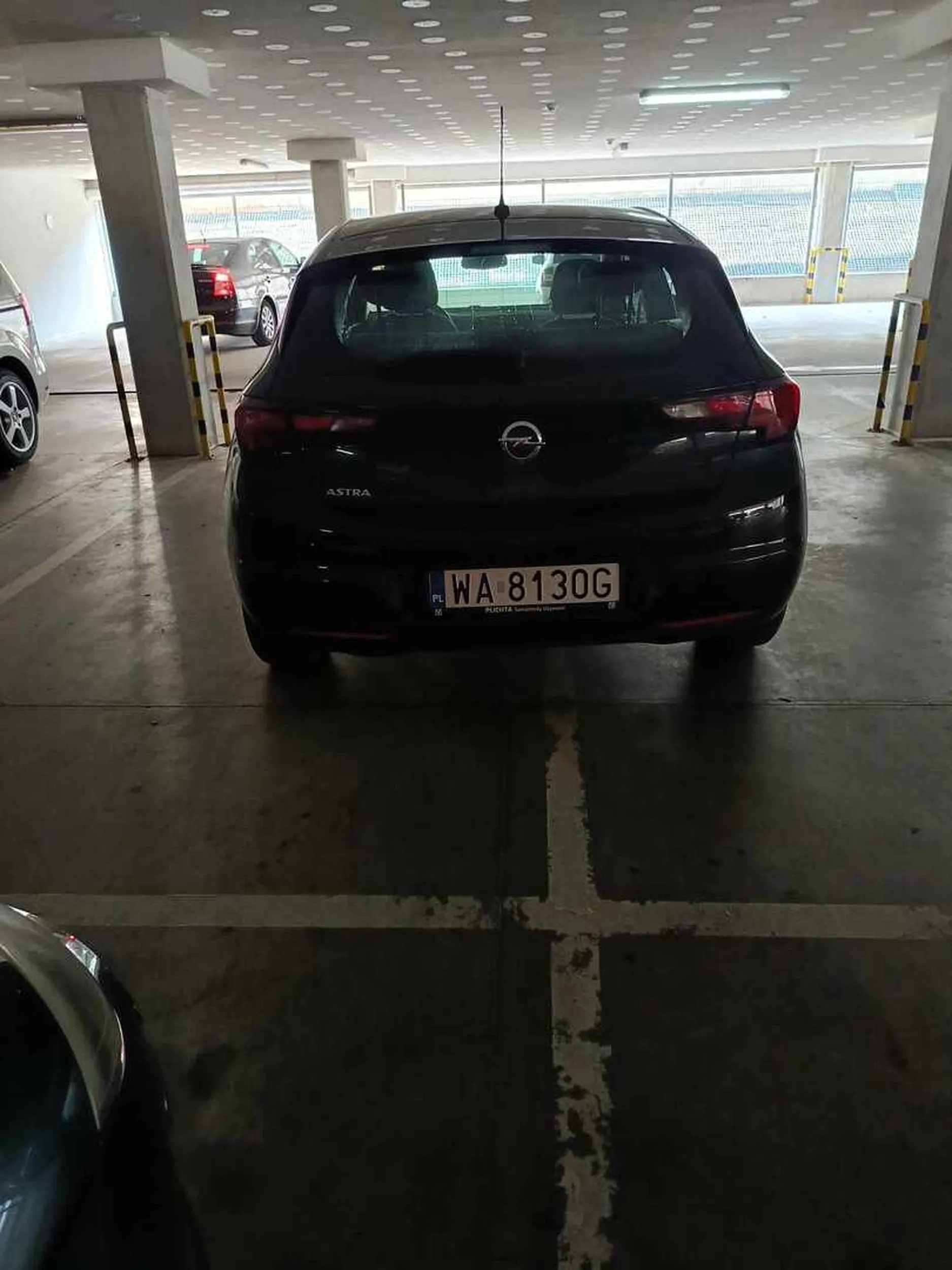 Kolejny mistrz parkowania, aż tak ciężko manewrować asterką?