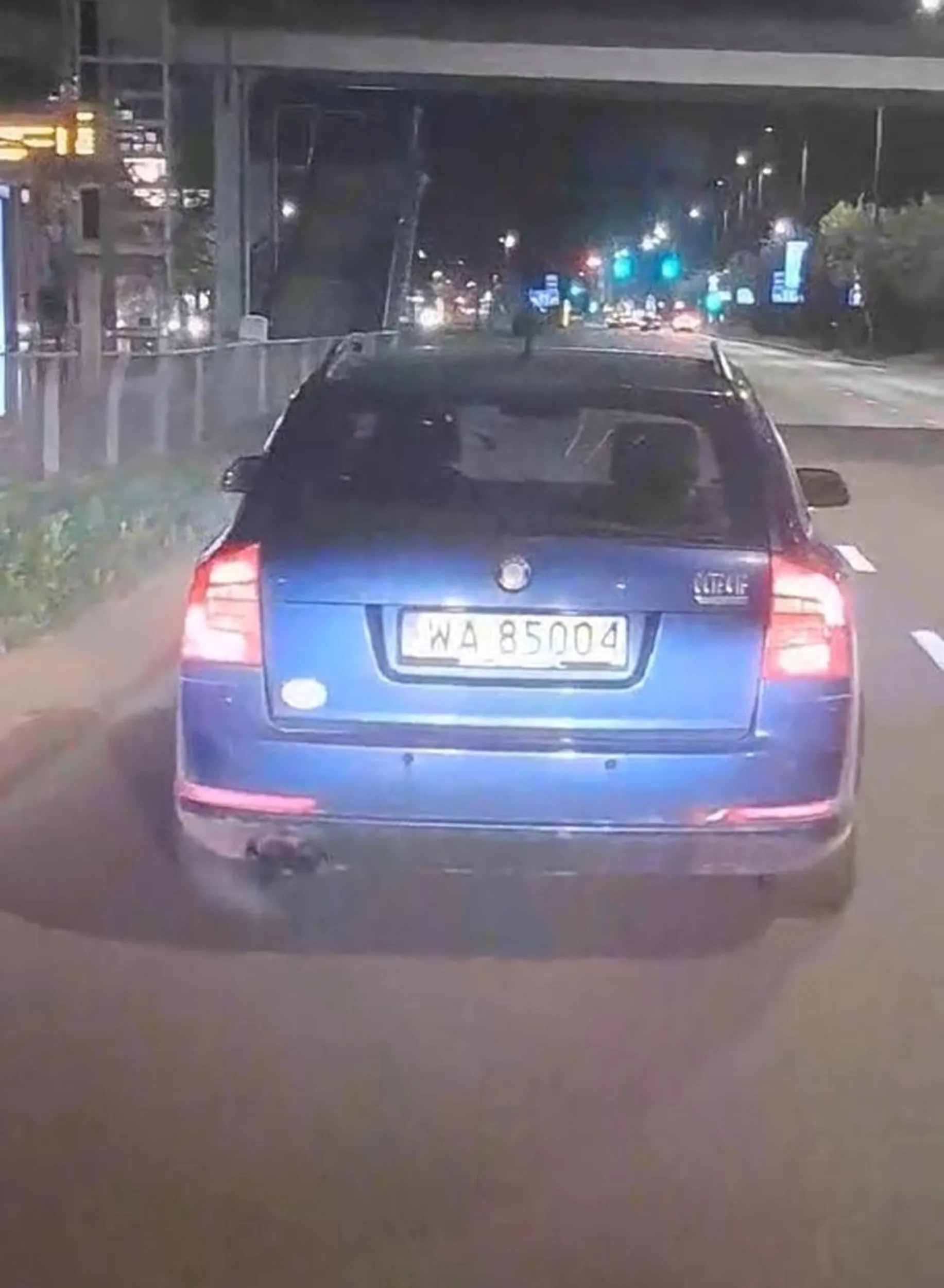 Kierowca w godzinach wieczornych zajechał drogę, zmieniając pas z prawego na środkowy. Następnie jechał lewym pasem 22km/h pomimo, ze środkowy i prawy pas był wolny. Nie chciał zjechać i tak  przez kilka minut. Po wyprzedzeniu z prawej strony kierowca zaczął przyspieszać i jechać normalnie. Zwykła prowokacja