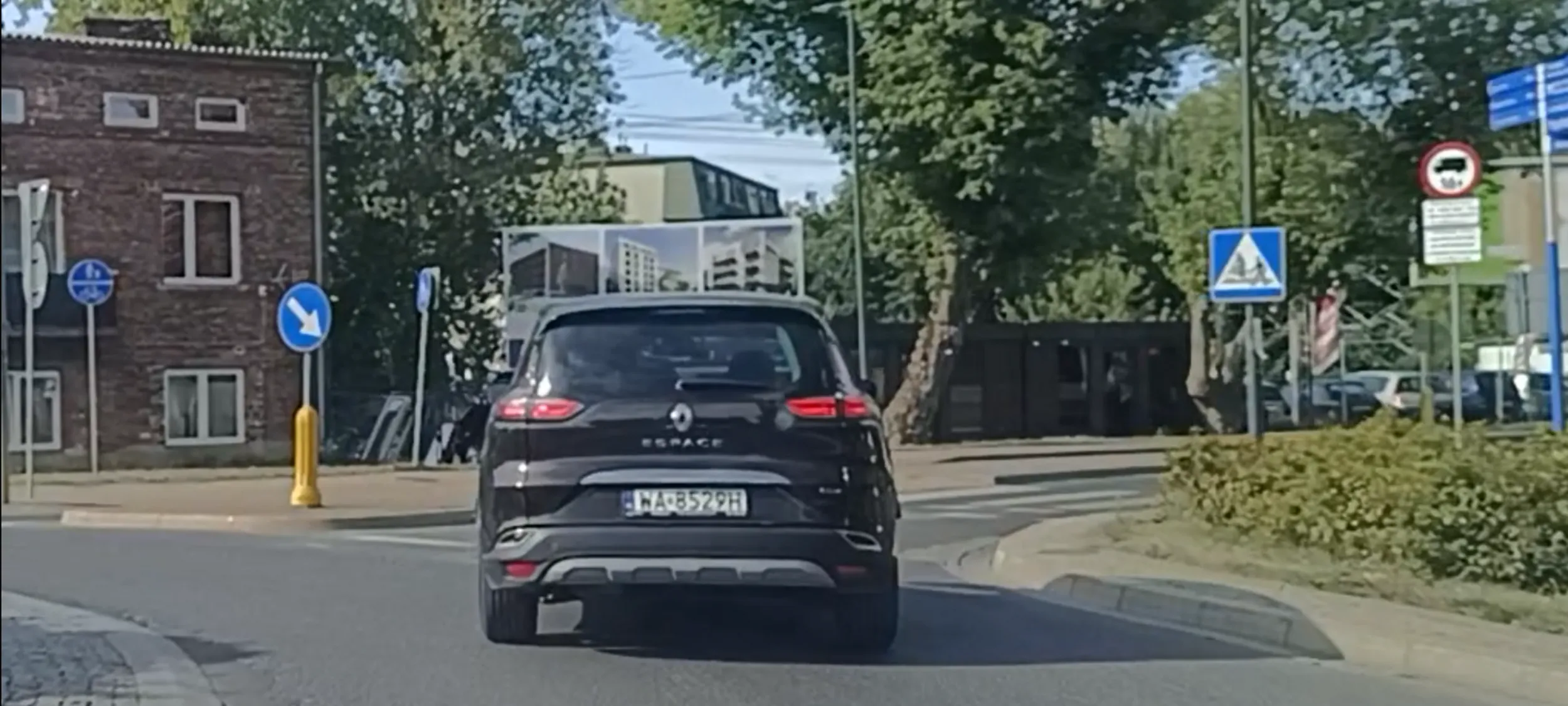 Wieś nie używa kierunkowskazów na zjeździe z ronda?. Leci 70kmh  po trumnę w miejscu gdzie jest ograniczenie na osiedlu do 30kmh.