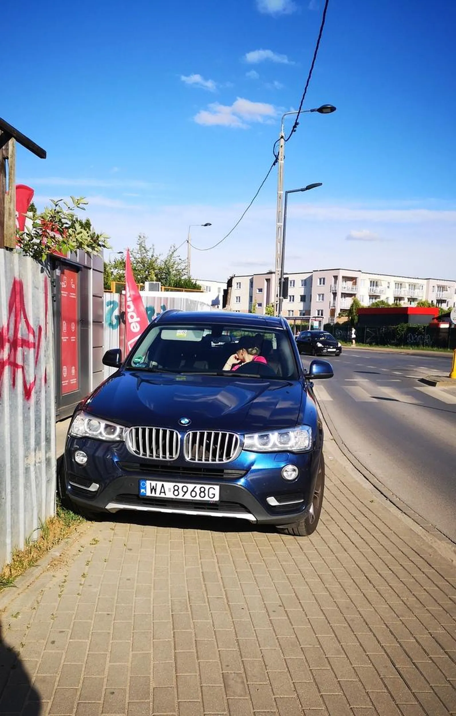 5 metrów dalej jest normalny parking, ale to widocznie za duża odległość do przejścia dla tej pani lepiej zablokować chodnik.