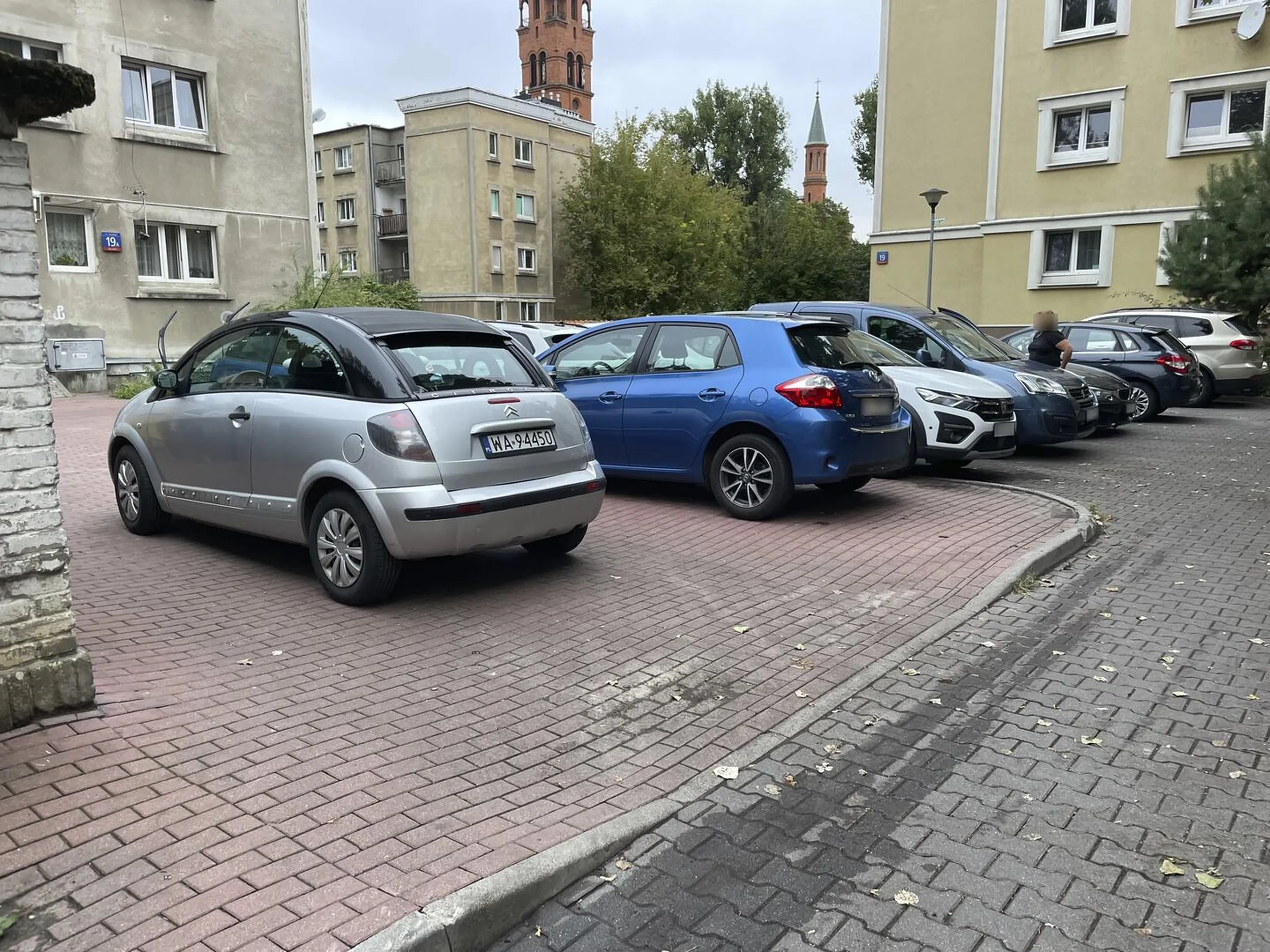 Geniusz. Jednym ruchem zablokował całkowicie wyjazd z parkingu jak i dojazd karetki do dwóch klatek schodowych na raz (wcześniej ignorując jeszcze zakaz wjazdu nie dotyczący mieszkańców).