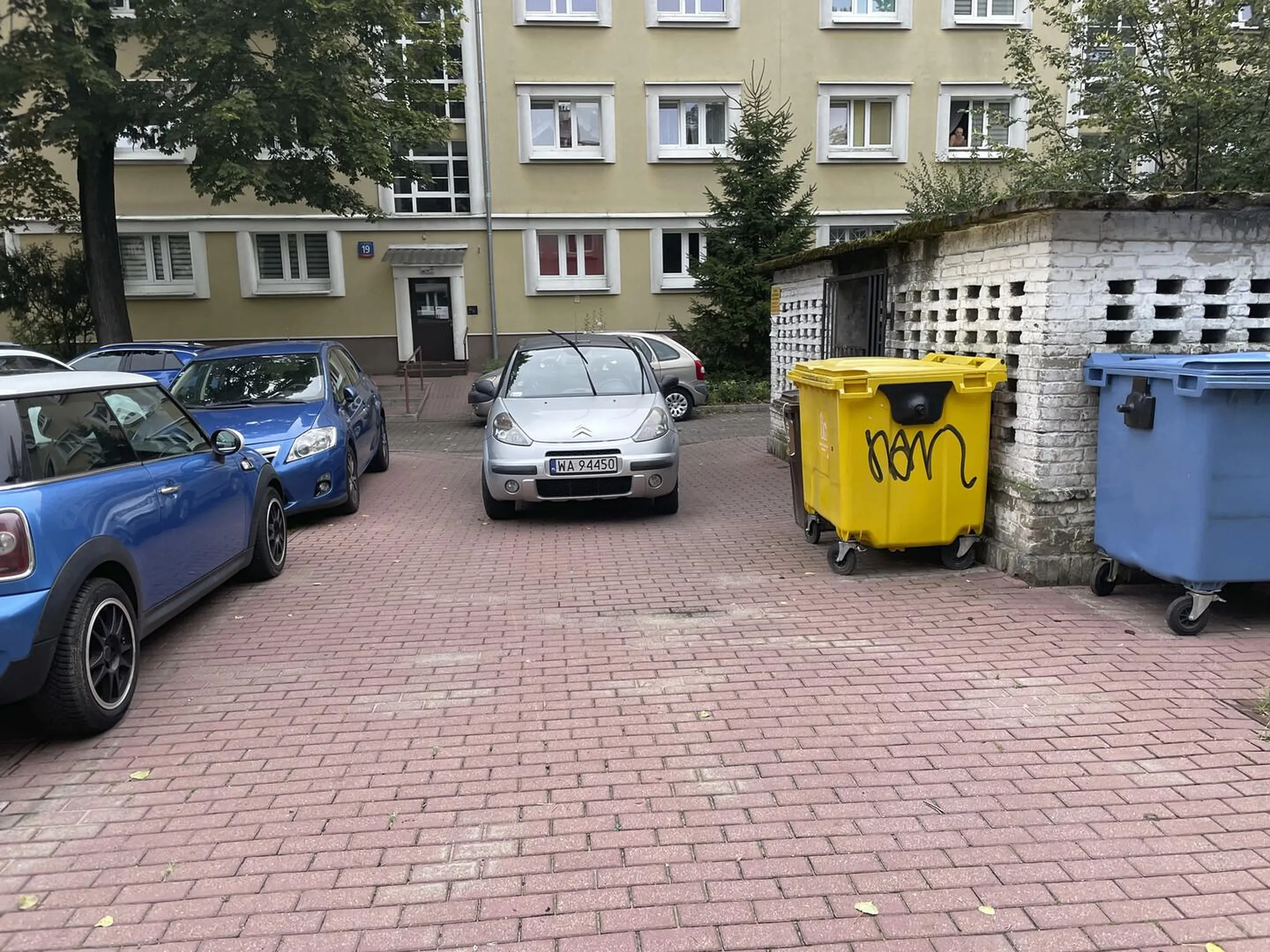 Geniusz. Jednym ruchem zablokował całkowicie wyjazd z parkingu jak i dojazd karetki do dwóch klatek schodowych na raz (wcześniej ignorując jeszcze zakaz wjazdu nie dotyczący mieszkańców).