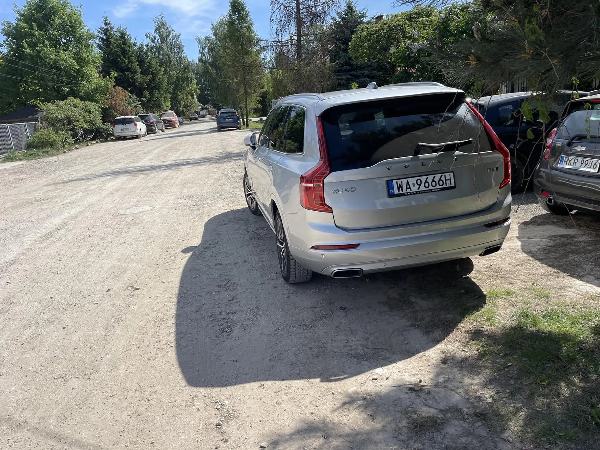 Gratuluje Pani sposobu parkowania, zostałem zastawiony pod własnym domem, spoźniłem się przez Panią na wymianę opon, a przestawiając swój samochód po 20 min tłumacząc to spotkaniem w przedszkolu spotkałem się z wielką laską i oburzeniem.