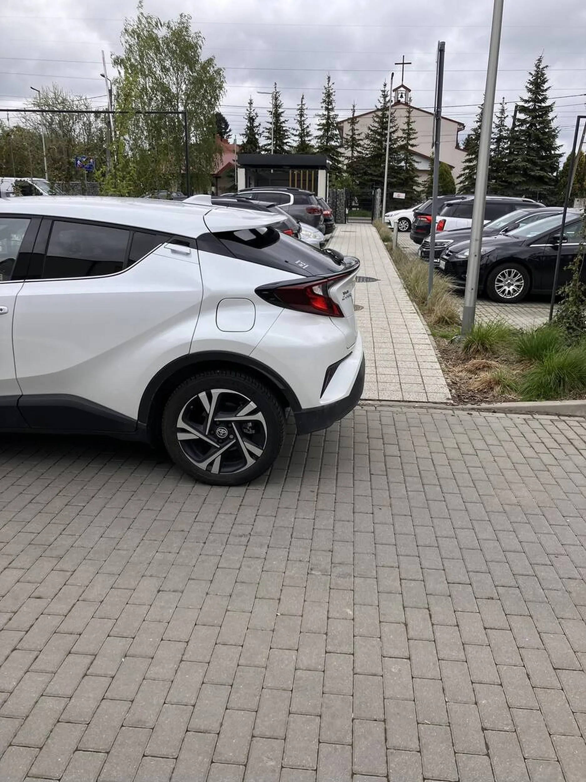 Parkuje na zakręcie parkingu i do tego zastawia chodnik - jedyne pisze wyjście z osiedla.