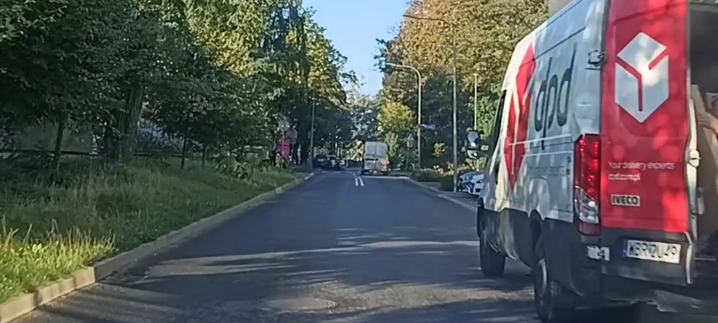 Patologia parkuje na ulicy z zakazem zatrzymywania się i postoju