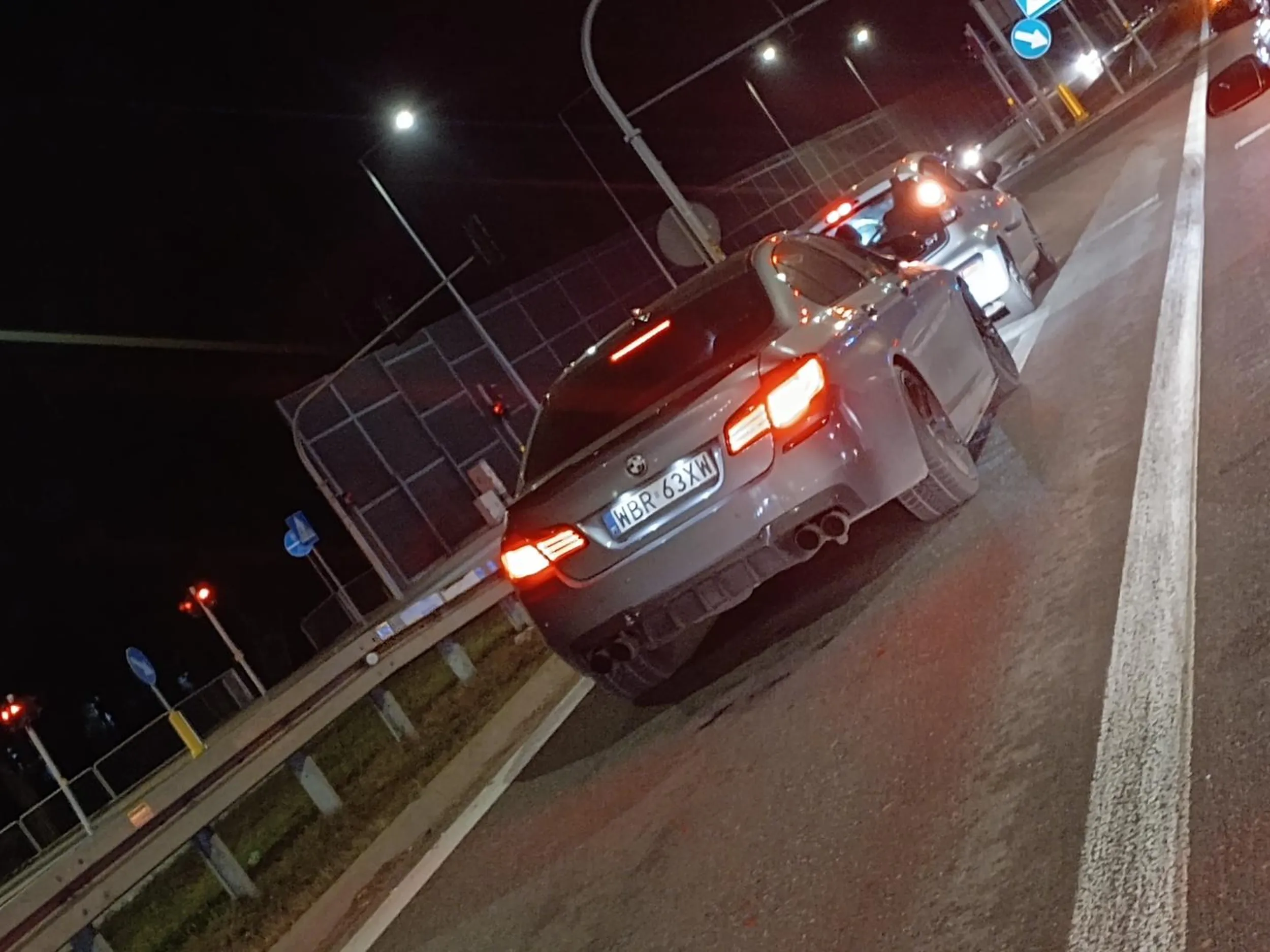 Slalom między autami, wymuszenie pierwszeństwa, zajeżdżanie drogi, typowy pacan, który podnosi szansę skończenia swojego żywota na latarni. Dobrze, żeby wtedy nikogo przy okazji nie trafił. Prawo jazdy z laysow ewidentnie, mam nadzieję, że na podstawie mareriału filmowego, który poleciał na Waliców to auto postoi w garażu przez trzy miesiące.