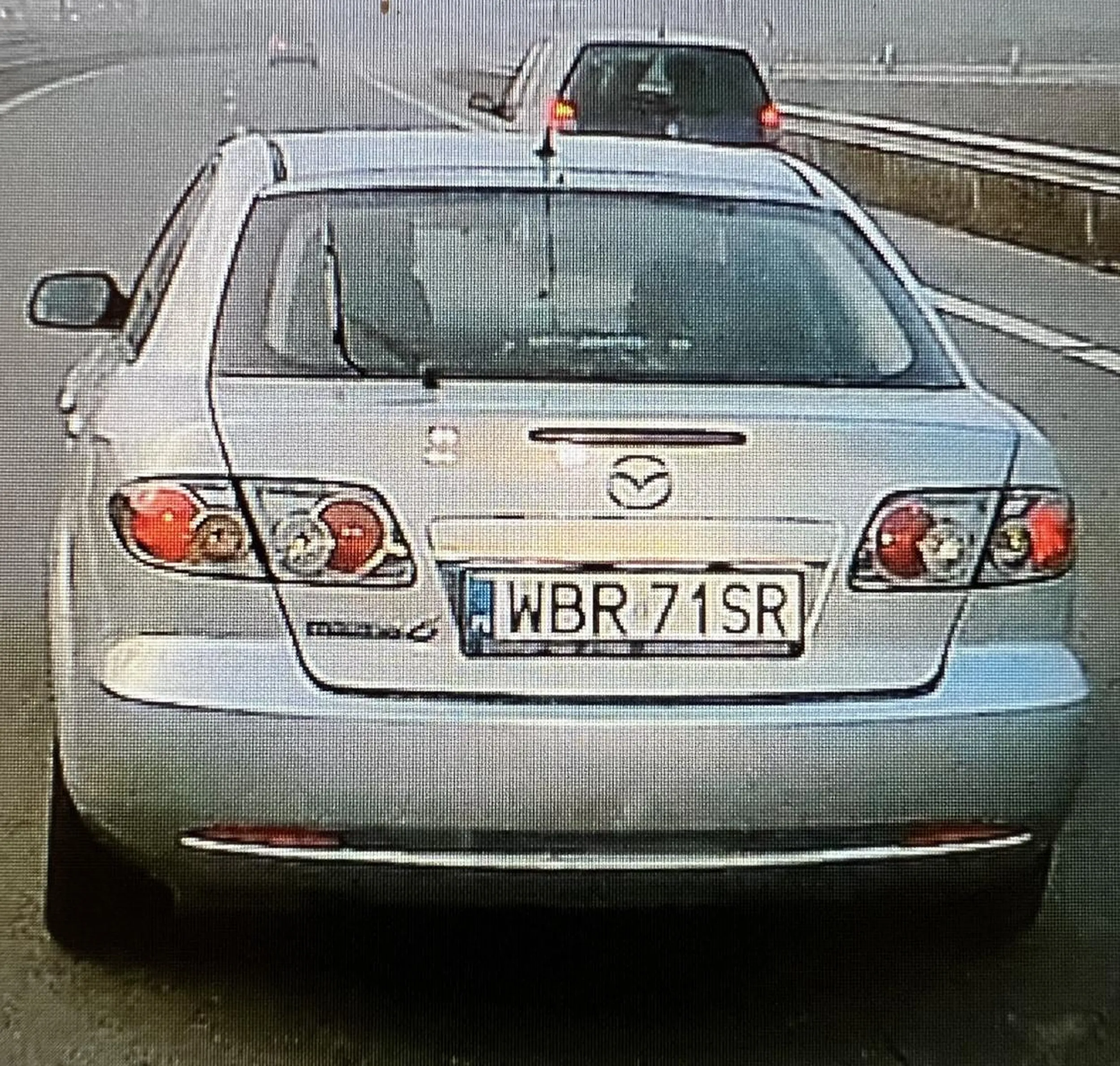 Naucz się głupi frendzlu że na drodze masz patrzeć w lusterka jak zmieniasz pas a nie bawisz się telefonem, zajeżdżasz komuś drogę i jeszcze z pretensjami startujesz?! To że sam skończysz na drzewie dzięki swojej jeździe to twoja sprawa, szkoda tylko drzewa, ale nie daj panie żebyś jeszcze komuś krzywdę zrobił.