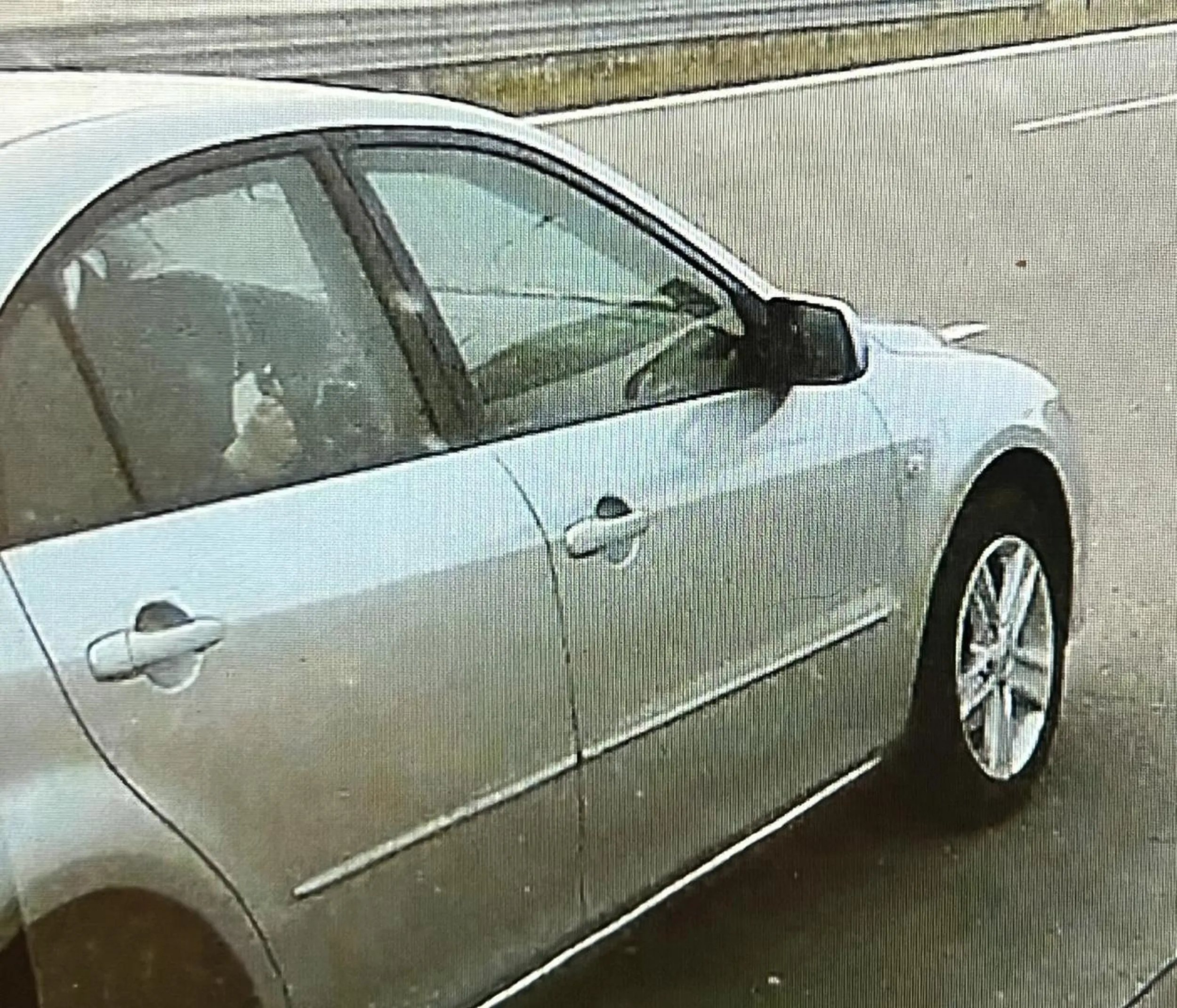 Naucz się głupi frendzlu że na drodze masz patrzeć w lusterka jak zmieniasz pas a nie bawisz się telefonem, zajeżdżasz komuś drogę i jeszcze z pretensjami startujesz?! To że sam skończysz na drzewie dzięki swojej jeździe to twoja sprawa, szkoda tylko drzewa, ale nie daj panie żebyś jeszcze komuś krzywdę zrobił.