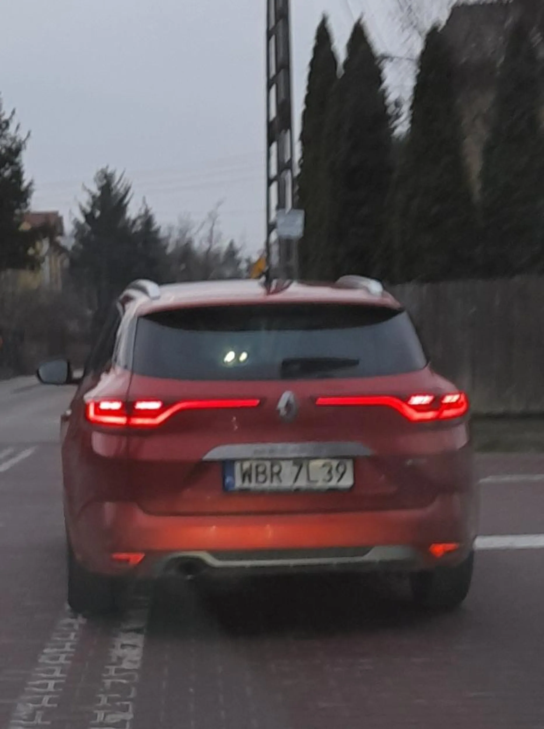 Zwykły cham. Najpierw wyprzedza w miejscu gdzie robić tego nie wolno. A później daje po heblach bo ktoś śmiał mu zwrócić uwagę.