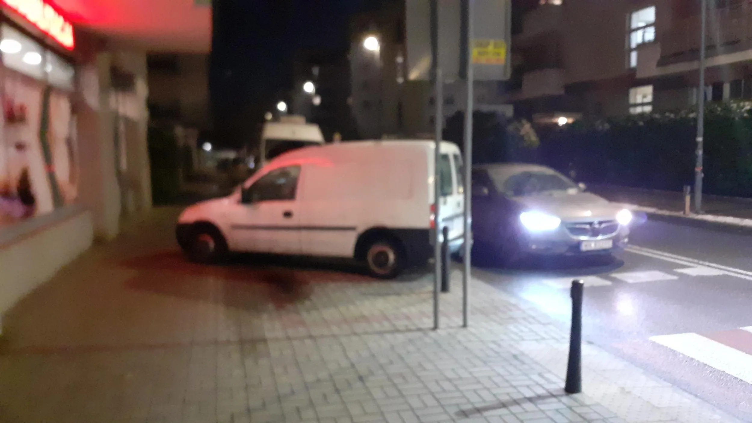 Parkowanie zasłaniające przejście dla pieszych.