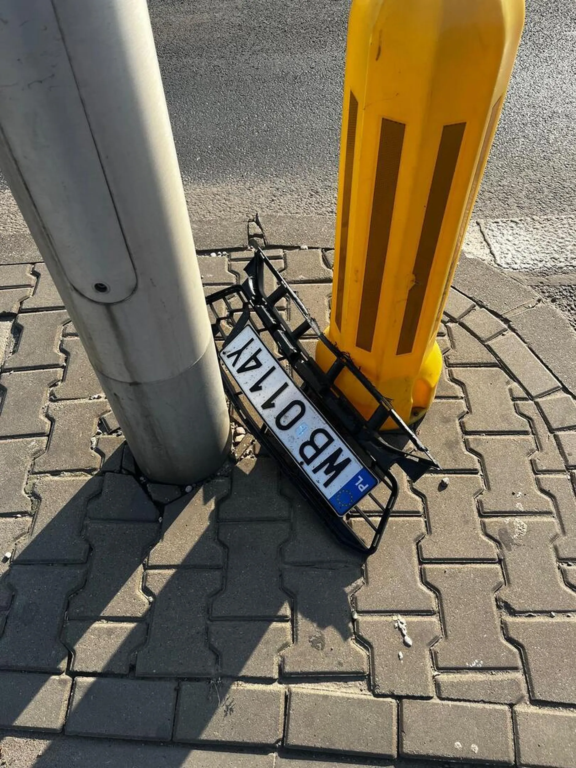 Tablice widziane dzisiaj na Bródnie przy rondzie żaba