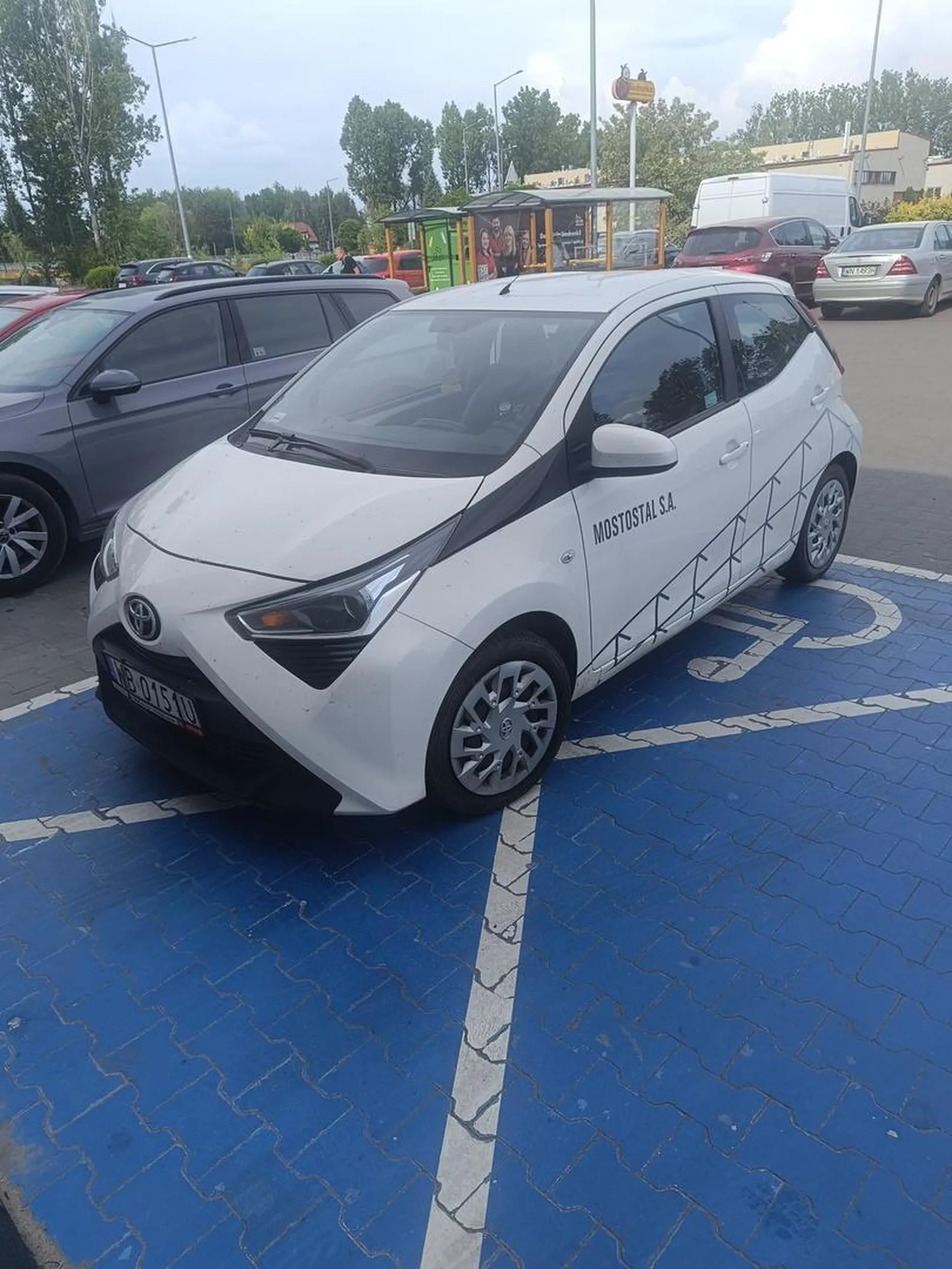 Kierowca niepełnosprawny ale raczej tylko umysłowo. Parkuje na miejscu dla niepełnosprawnych mimo wielu wolnych miejsc parkingowych.