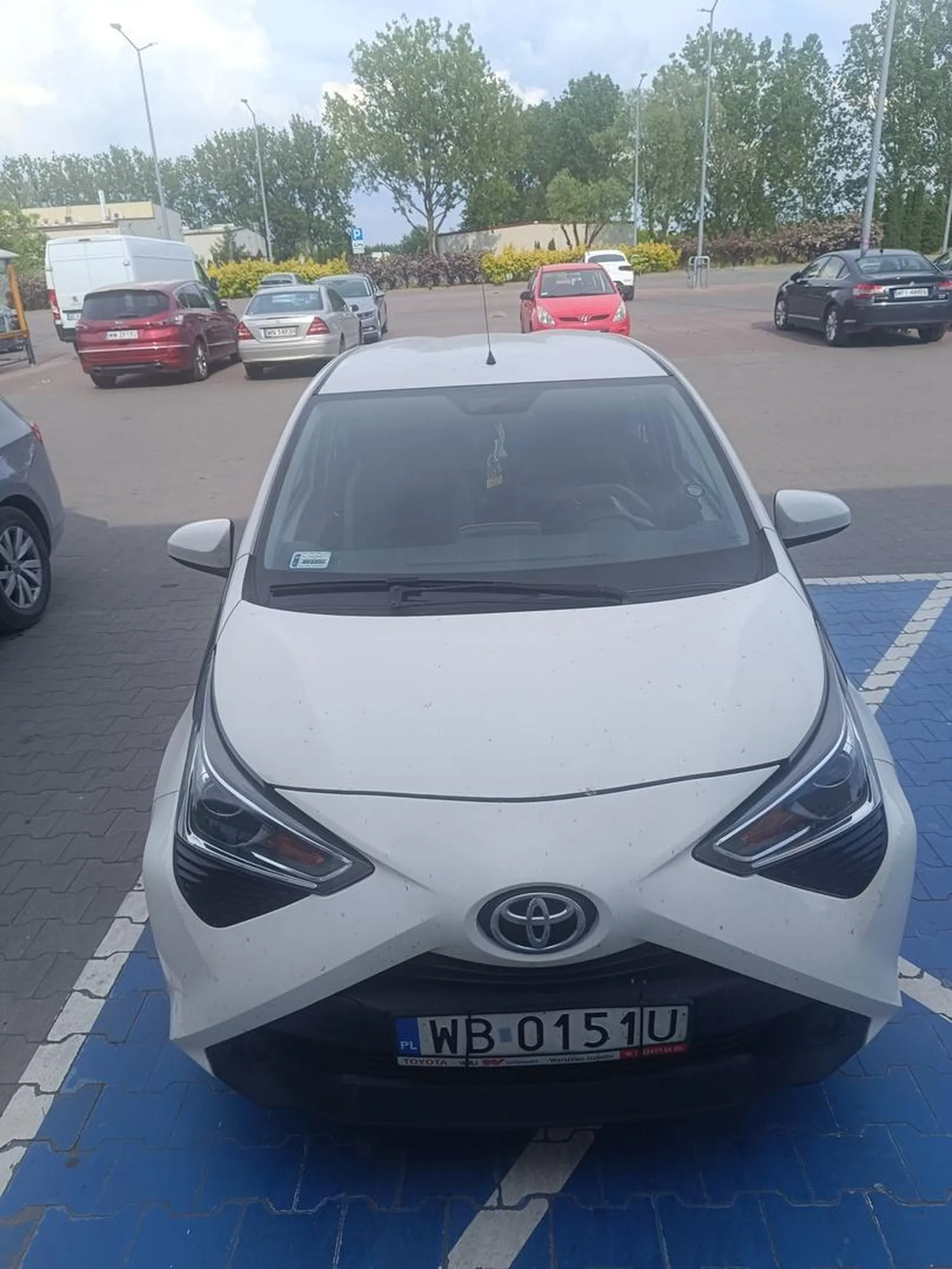 Kierowca niepełnosprawny ale raczej tylko umysłowo. Parkuje na miejscu dla niepełnosprawnych mimo wielu wolnych miejsc parkingowych.