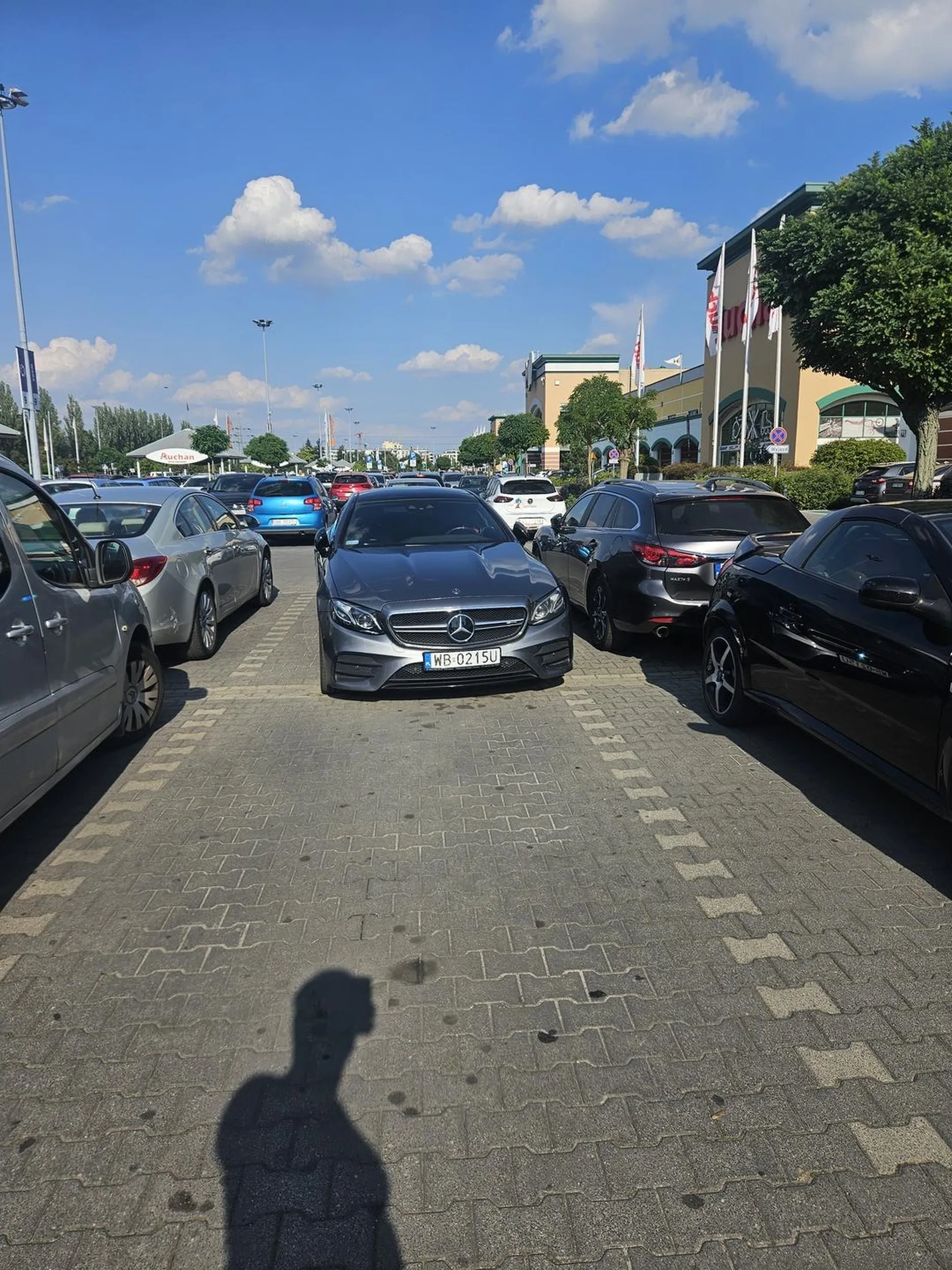 Pan/Pani kierujący(a) mercedesem naprawdę nie potrafi parkować. M1 Kraków. Jak potrzebujesz tyle miejsca polecam wyrobić kartę inwalidzka, parkując w ten sposób myślę że są nawet podstawy do jej wydania.